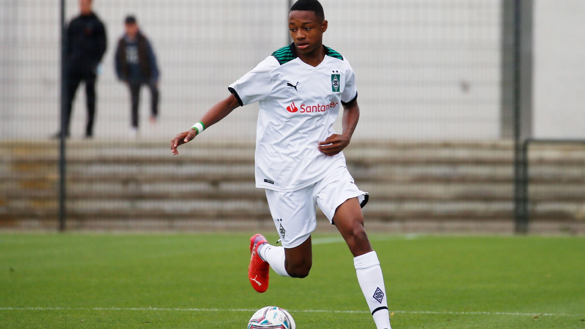 Yvandro Borges Sanches aus der U19 von Borussia Mönchengladbach am 3. Oktober 2021 beim A-Junioren - BL - Match gegen den SC Paderborn am Ball.