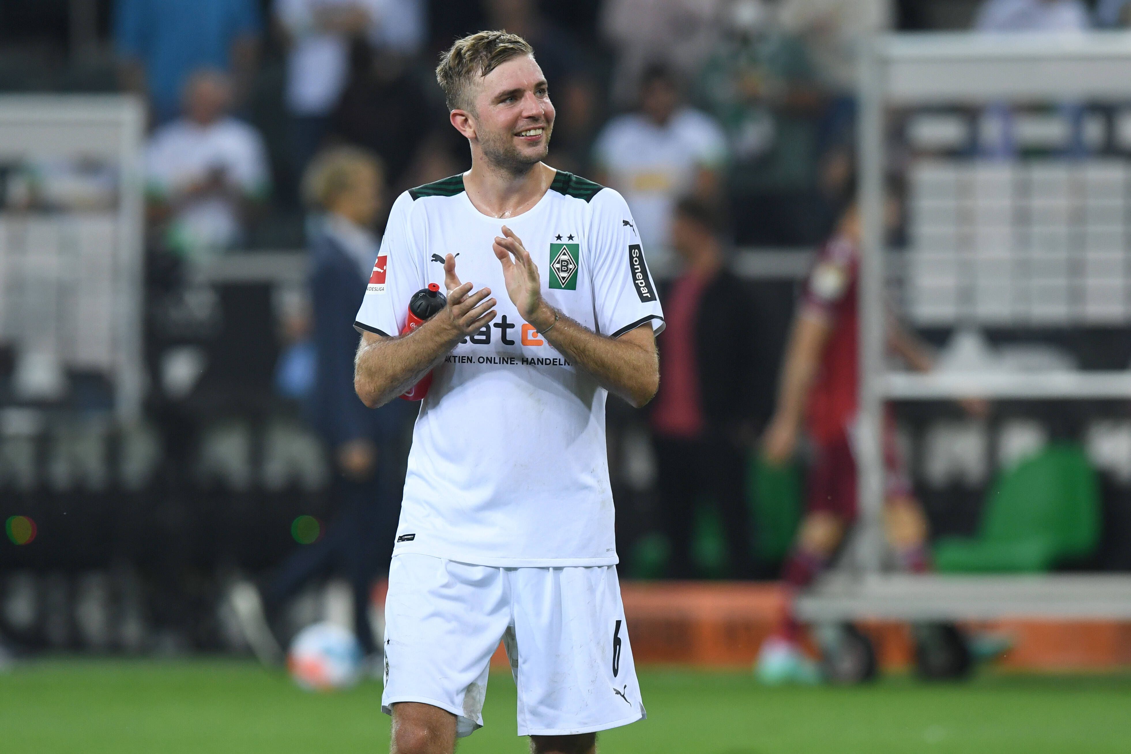 Christoph Kramer klatscht beim Bundesliga-Match gegen Bayern München am 13. August 2021 lächelnd in die Hände.