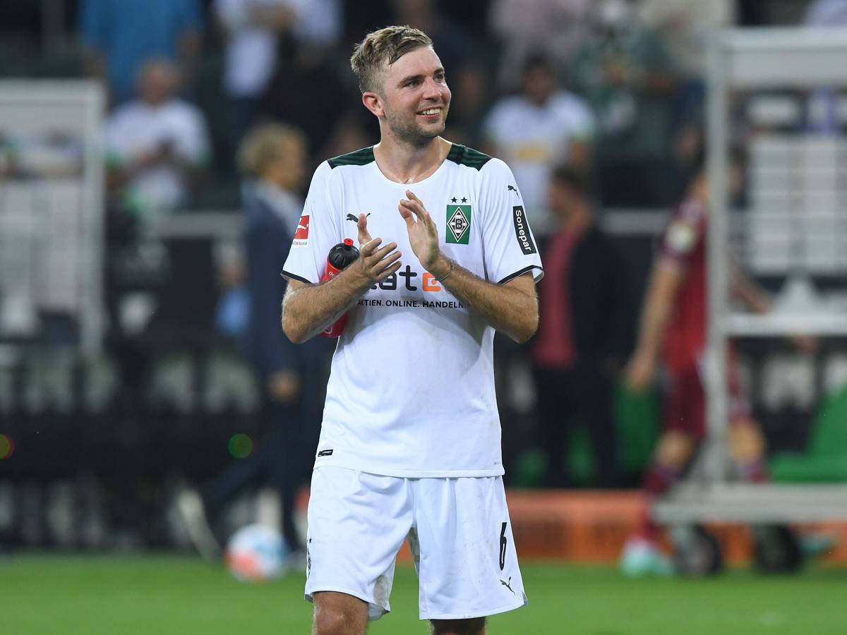 Christoph Kramer klatscht beim Bundesliga-Match gegen Bayern München am 13. August 2021 lächelnd in die Hände.