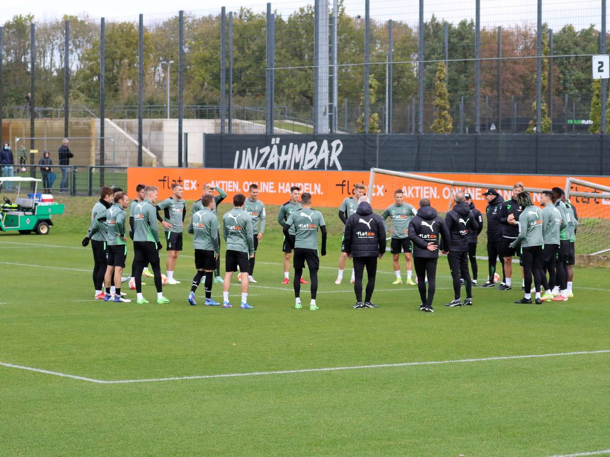 Das Team von Borussia Mönchengladbach versammelt sich beim Training am 20. Oktober 2021 im Borussia-Park zu einer Besprechung im Kreis.