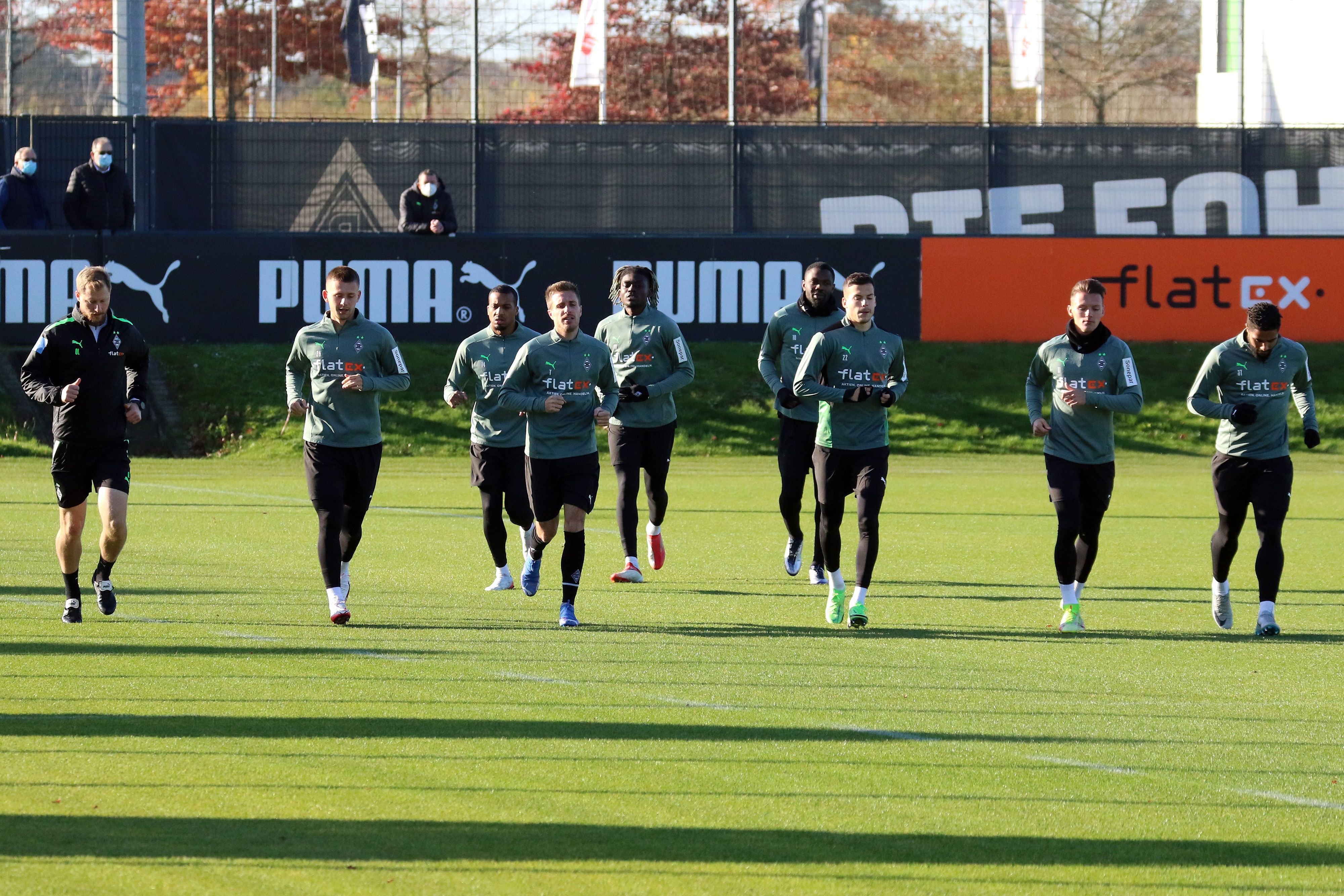 Ein Teil der Mannschaft von Borussia Mönchengladbach läuft sich im Training am 9. November 2021 ein.