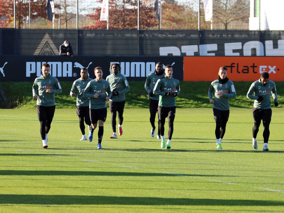 Ein Teil der Mannschaft von Borussia Mönchengladbach läuft sich im Training am 9. November 2021 ein.