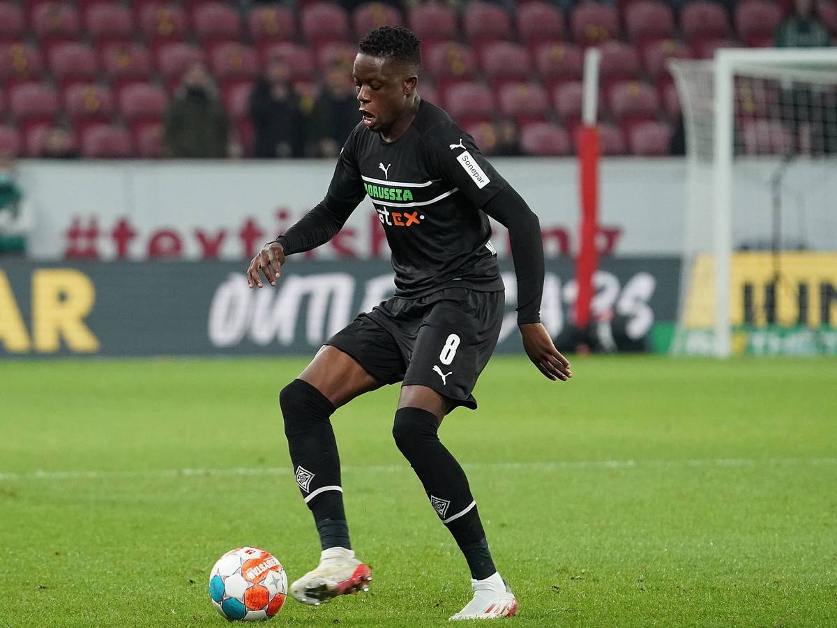 Denis Zakaria von Borussia Mönchengladbach, hier am 5. November 2021 im Bundesligaduell gegen Mainz 05 in einer Ballaktion.