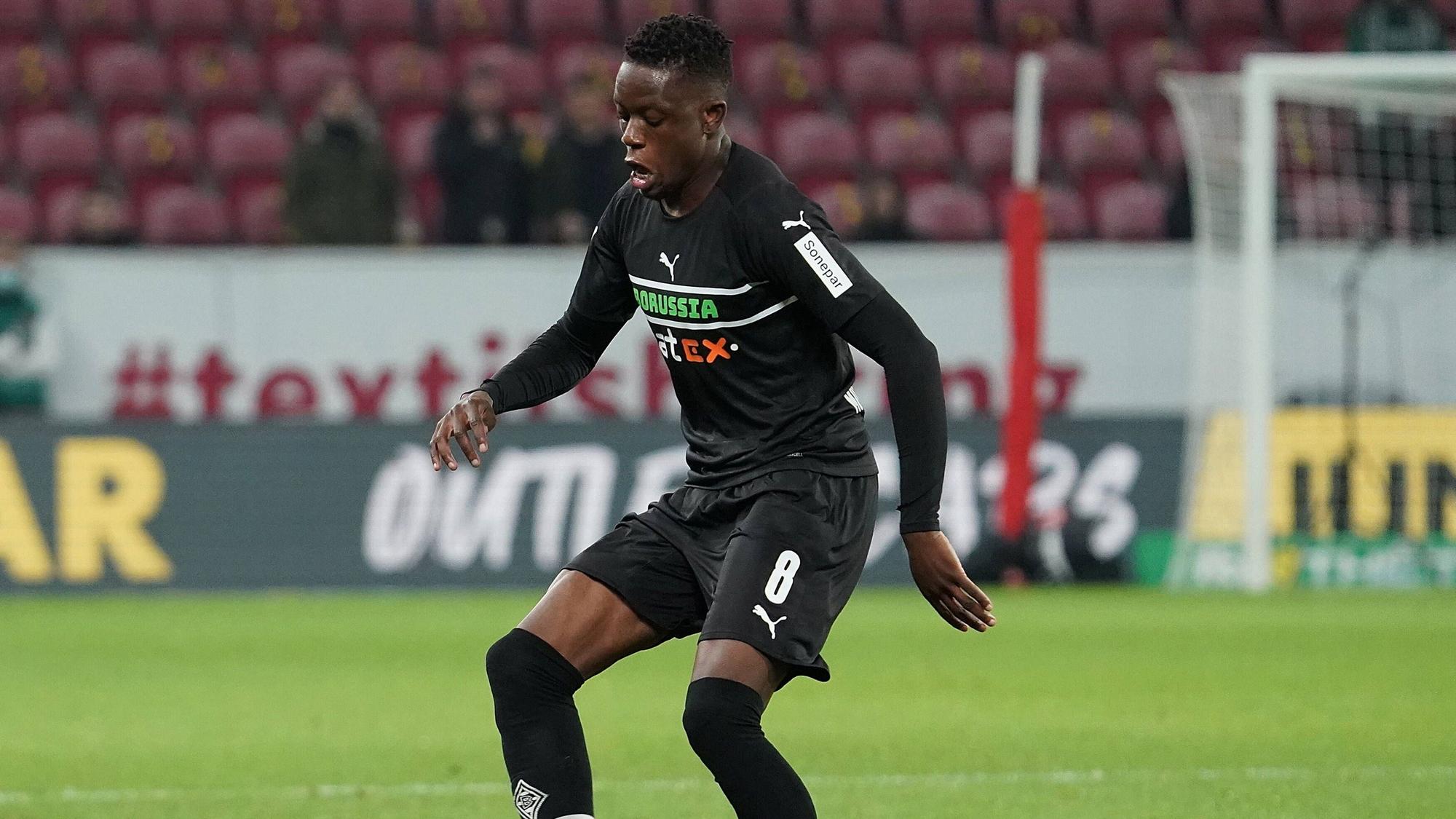 Denis Zakaria von Borussia Mönchengladbach, hier am 5. November 2021 im Bundesligaduell gegen Mainz 05 in einer Ballaktion.