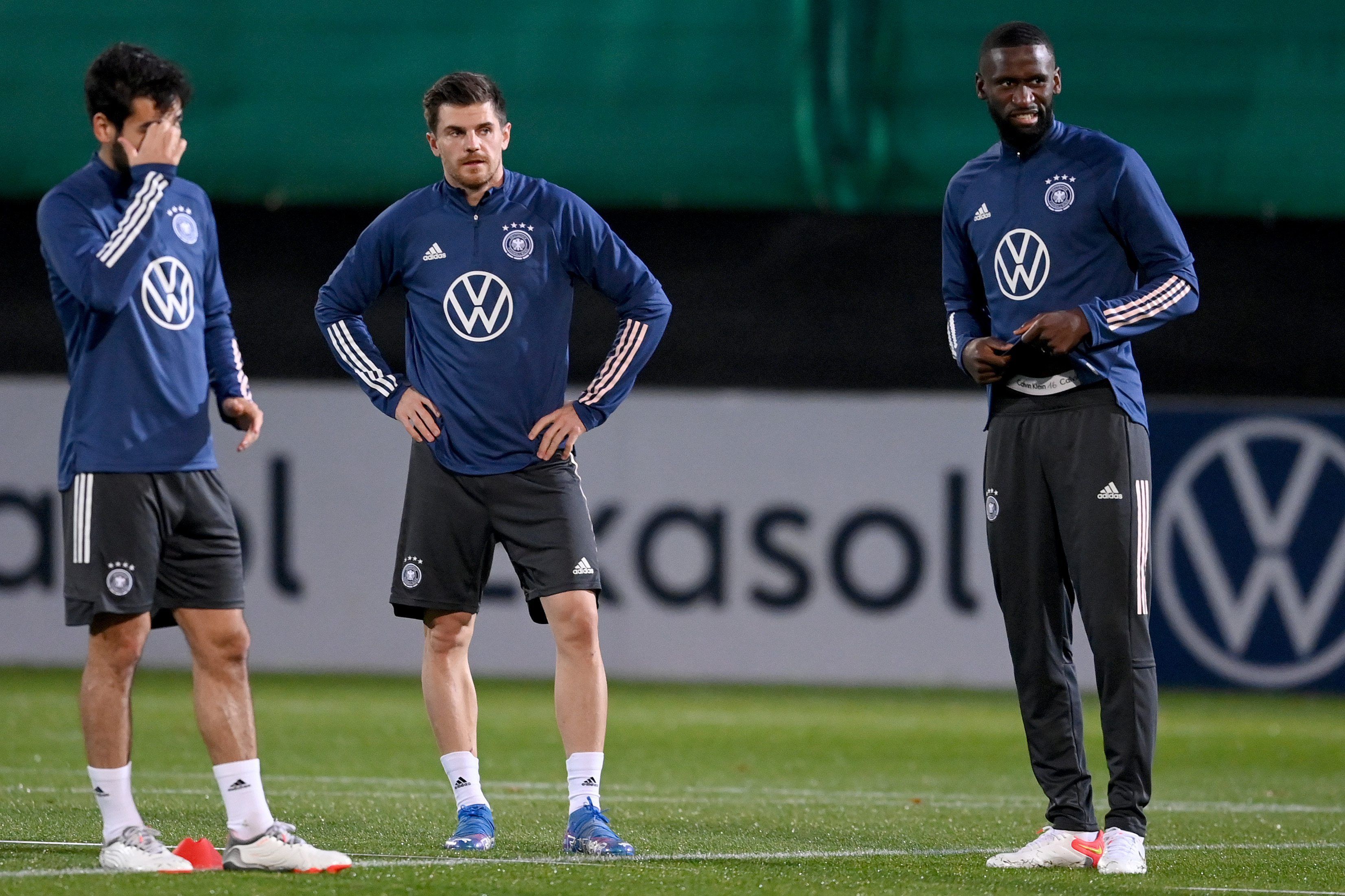Ilkay Gündogan, Jonas Hofmann und Antonio Rüdiger stehen vor Beginn der Trainingseinheit auf dem Platz.