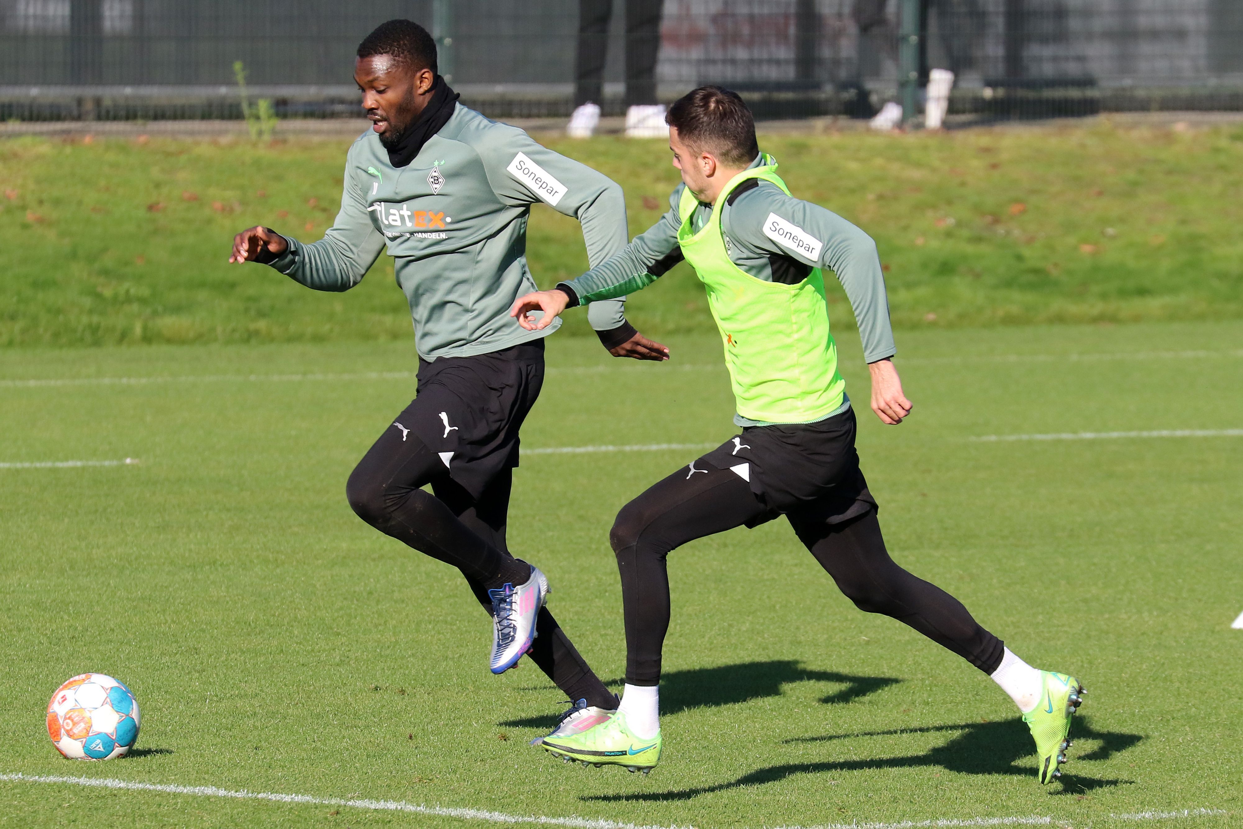 Marcus Thuram und László Bénes von Borussia Mönchengladbach im Zweikampf bei einer Trainingseinheit der Fohlen am 9. November 2021 im Borussia-Park.