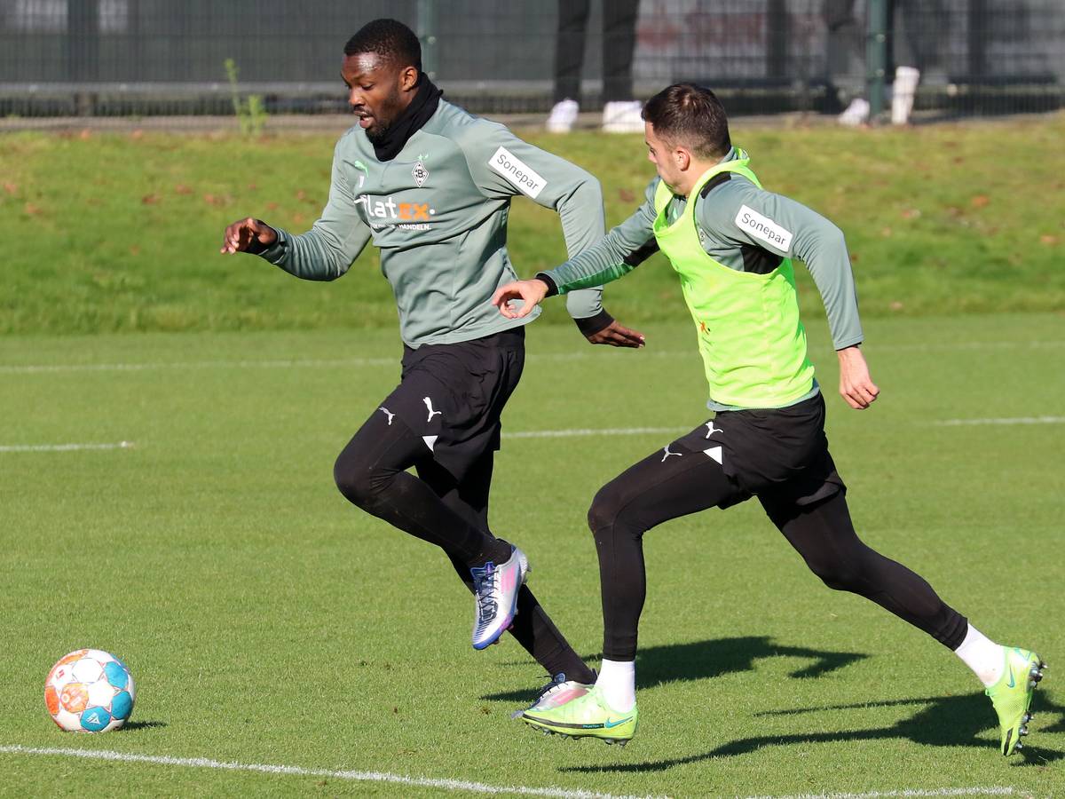 Marcus Thuram und László Bénes von Borussia Mönchengladbach im Zweikampf bei einer Trainingseinheit der Fohlen am 9. November 2021 im Borussia-Park.