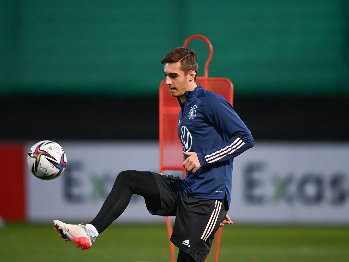 Florian Neuhaus wärmt sich mit dem Ball auf.
