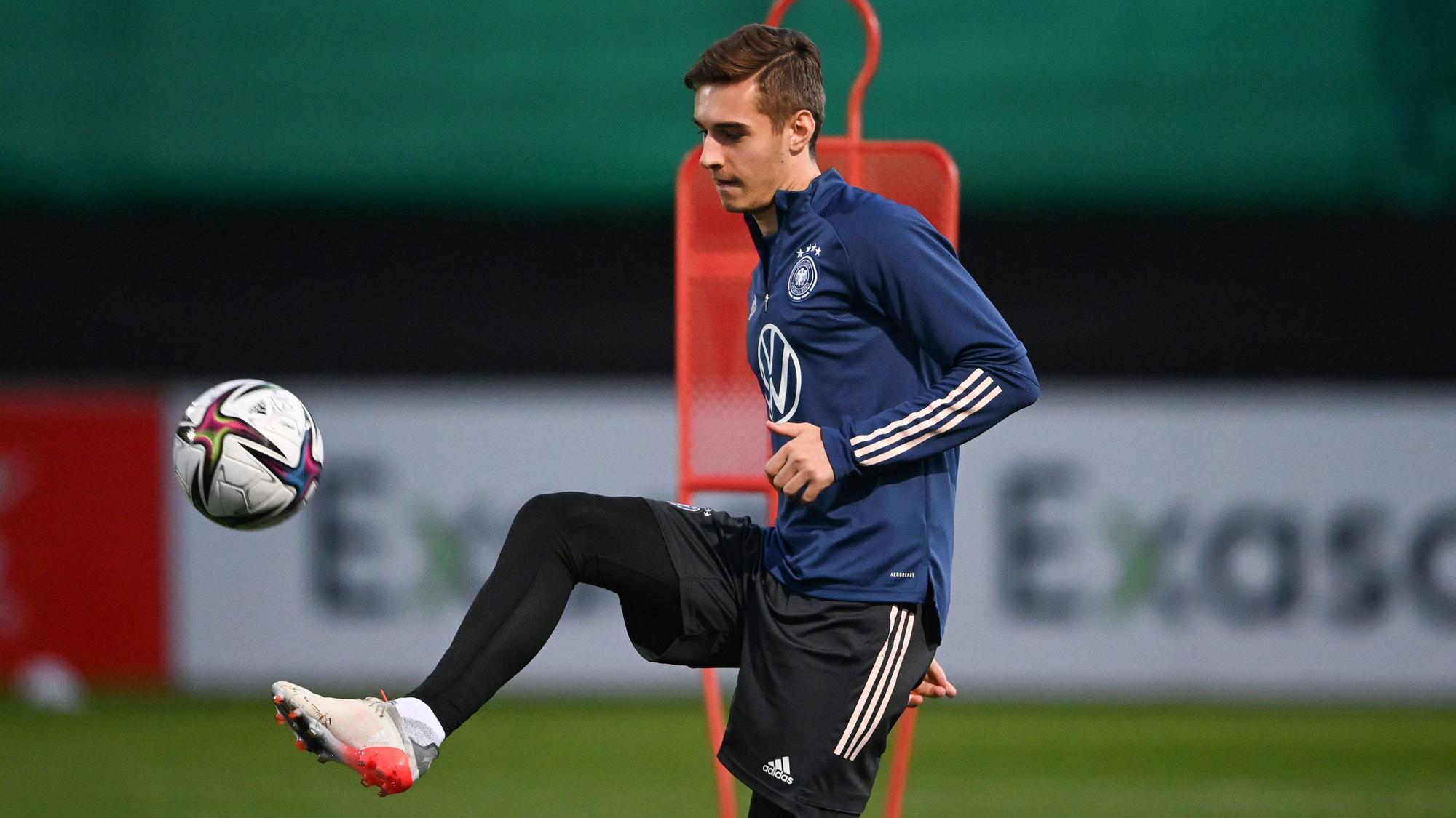 Florian Neuhaus wärmt sich mit dem Ball auf.