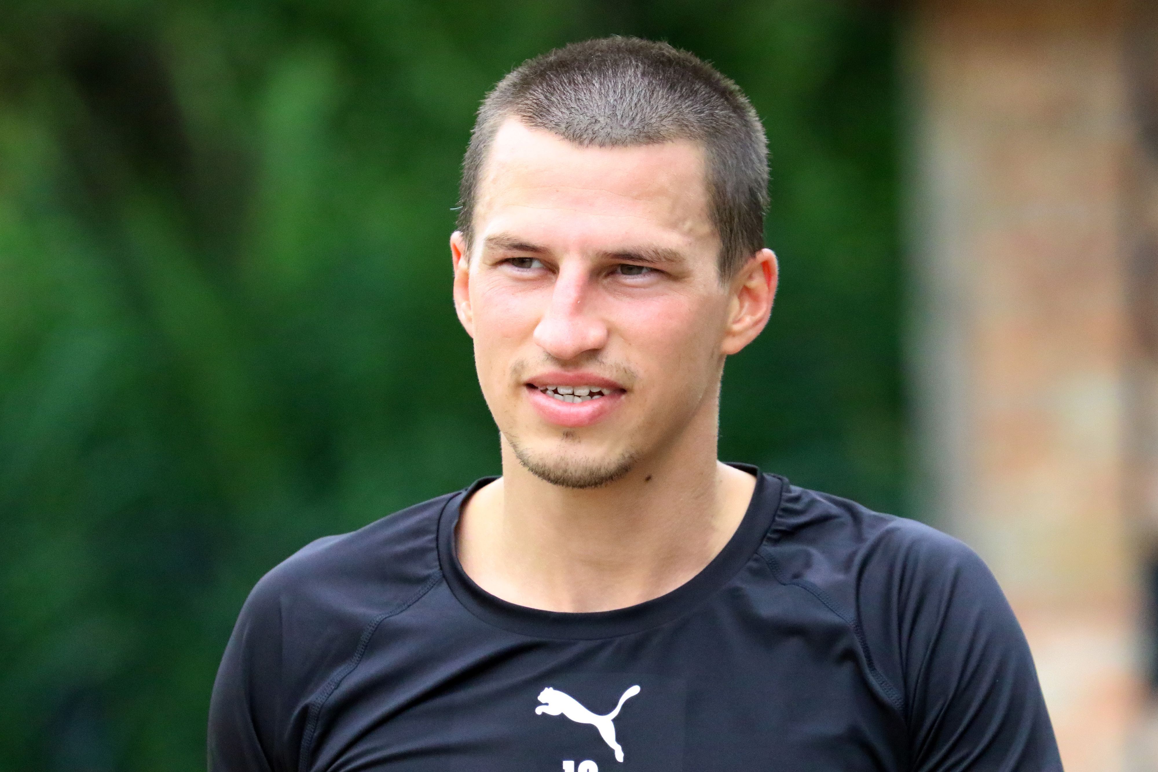Verteidiger und Nationalspieler Stefan Lainer macht nach seinem Knöchelbruch weiter Fortschritte bei Fußball-Bundesligist Borussia Mönchengladbach. Auf diesem Foto ist der Österreicher am 21. Juli 2021 in Harsewinkel zu sehen. Lainer lächelt in die Kamera des Fotografen.