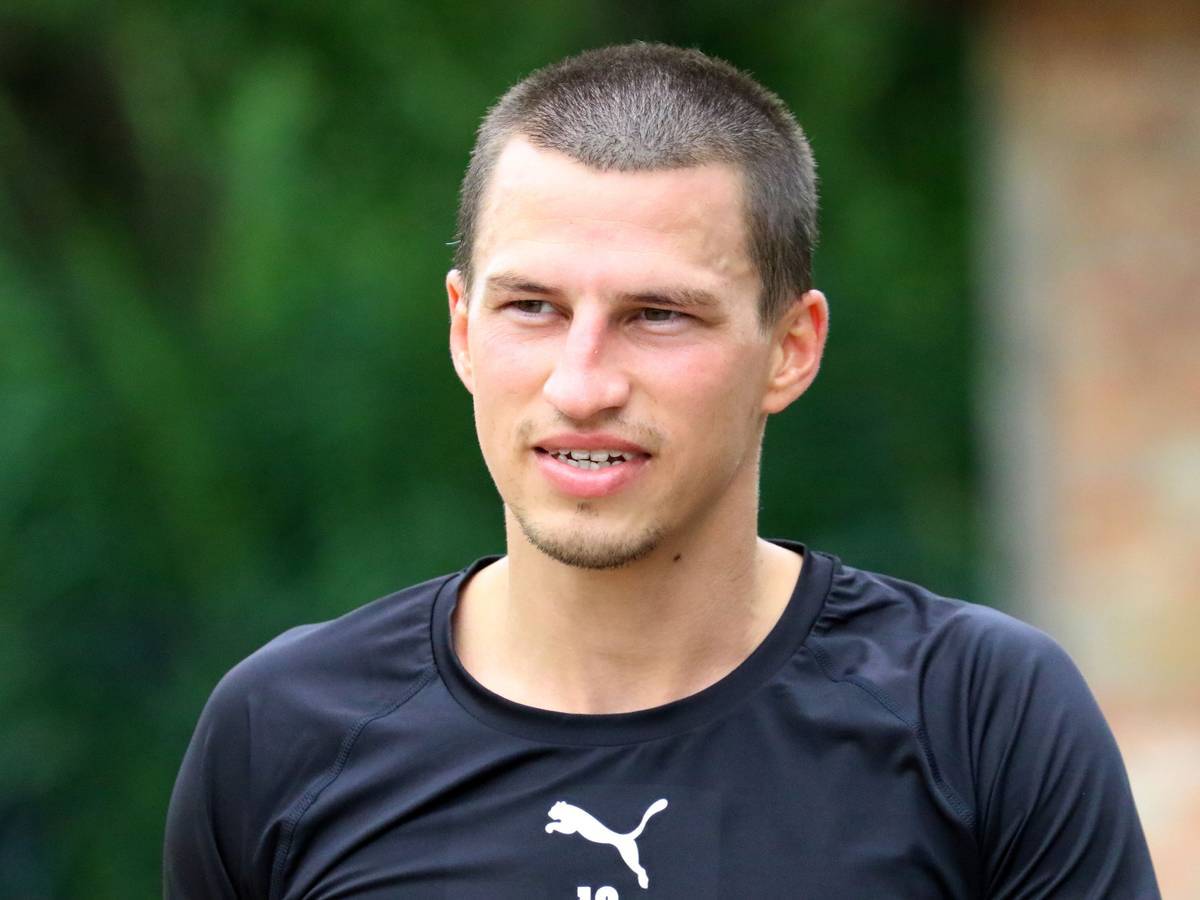 Verteidiger und Nationalspieler Stefan Lainer macht nach seinem Knöchelbruch weiter Fortschritte bei Fußball-Bundesligist Borussia Mönchengladbach. Auf diesem Foto ist der Österreicher am 21. Juli 2021 in Harsewinkel zu sehen. Lainer lächelt in die Kamera des Fotografen.