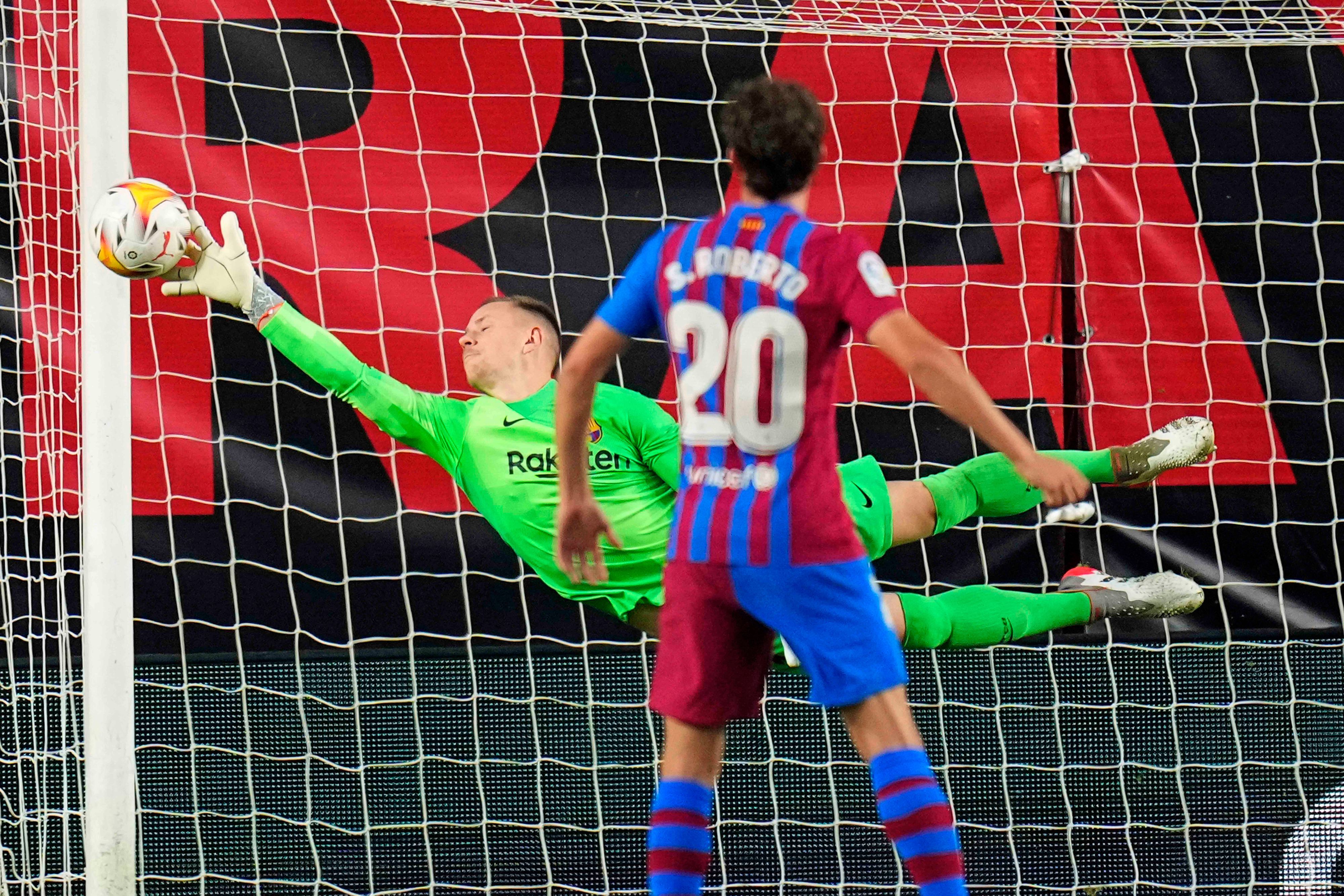 Barcelona-Torhüter Marc-André ter Stegen pariert im Duell gegen Rayo Vallecano einen Schuss von Radamel Falcao. Dieses Foto aus dem Vallecas-Stadion stammt vom 27. Oktober 2021. Ter Stegen springt in die Ecke des Tores.