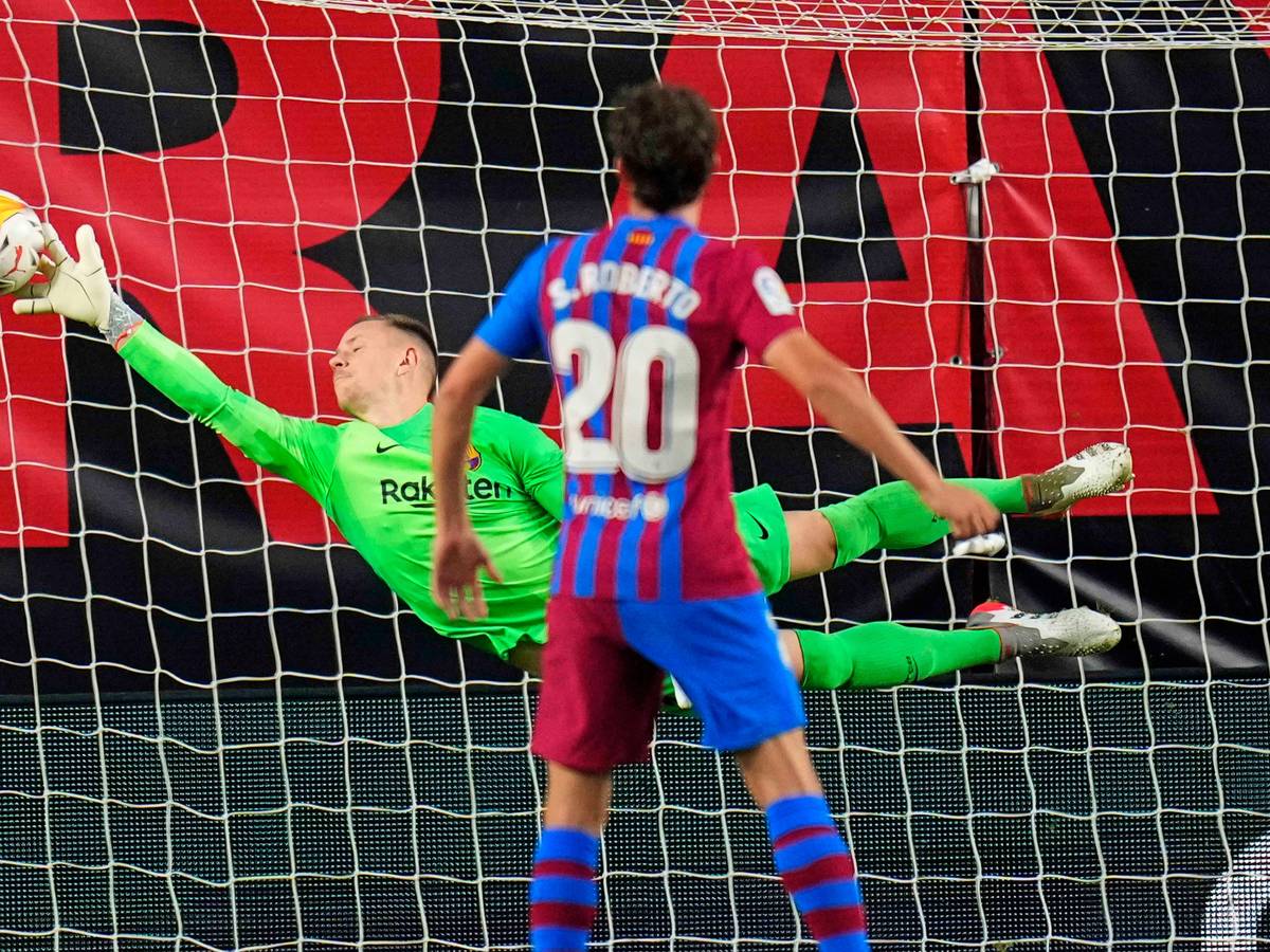 Barcelona-Torhüter Marc-André ter Stegen pariert im Duell gegen Rayo Vallecano einen Schuss von Radamel Falcao. Dieses Foto aus dem Vallecas-Stadion stammt vom 27. Oktober 2021. Ter Stegen springt in die Ecke des Tores.