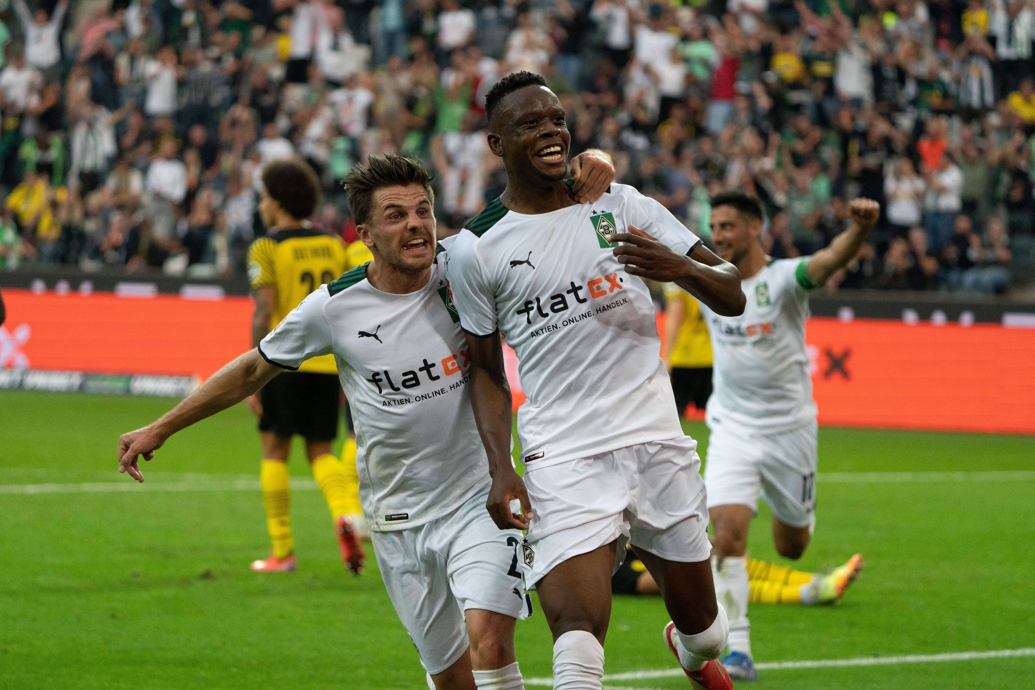 Nationalspieler Jonas Hofmann (l.) bejubelt mit Torschütze Denis Zakaria (r.) den Siegtreffer von Borussia Mönchengladbach im Bundesliga-Duell gegen Borussia Dortmund am 25. September 2021 im Borussia-Park. Hofmann nimmt Zakaria in den Arm, beide blicken Richtung Publikum.
