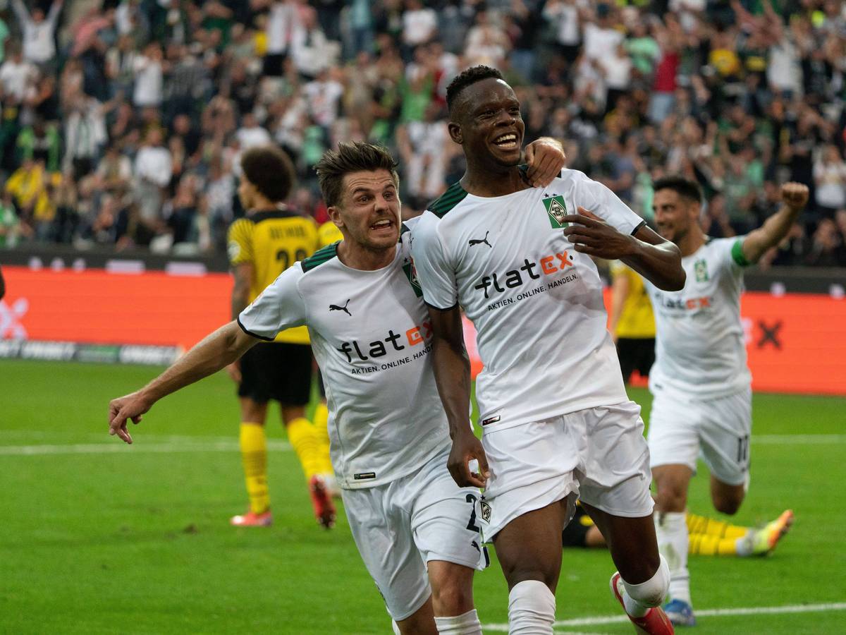 Nationalspieler Jonas Hofmann (l.) bejubelt mit Torschütze Denis Zakaria (r.) den Siegtreffer von Borussia Mönchengladbach im Bundesliga-Duell gegen Borussia Dortmund am 25. September 2021 im Borussia-Park. Hofmann nimmt Zakaria in den Arm, beide blicken Richtung Publikum.