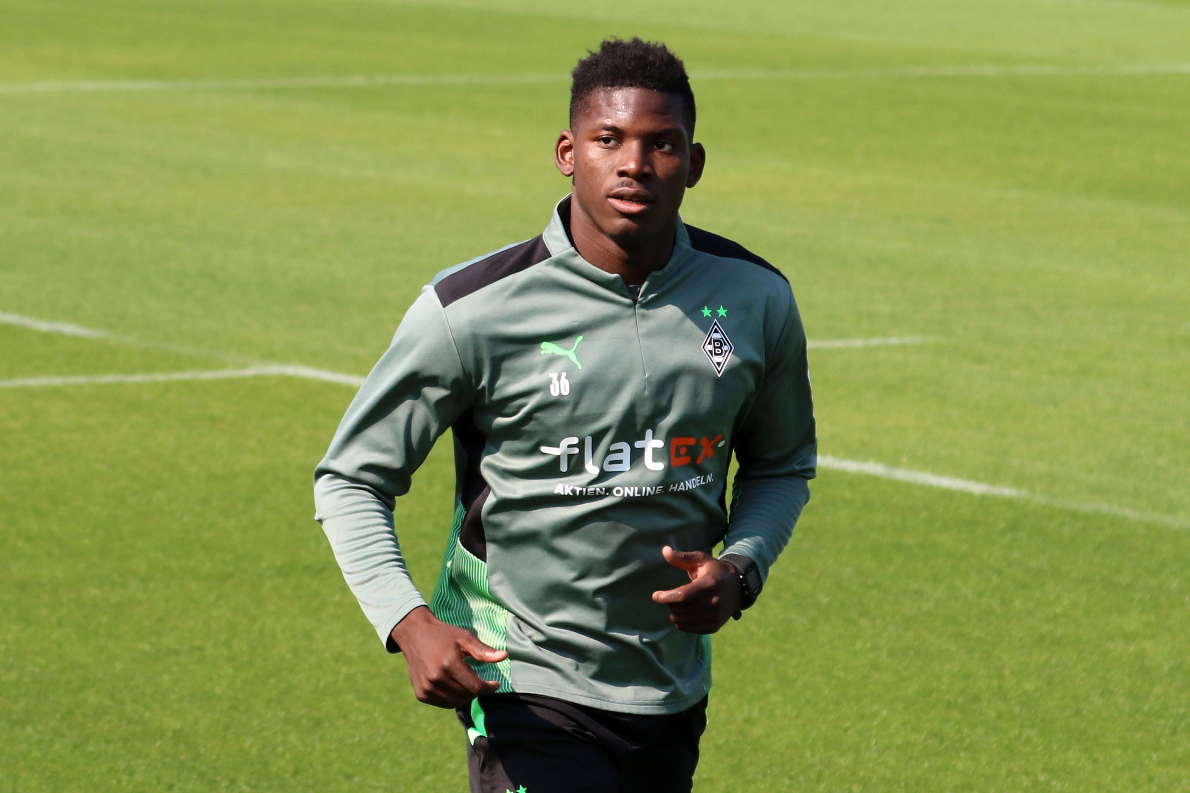 Stürmer Breel Embolo von Fußball-Bundesligist Borussia Mönchengladbach. Auf diesem Bild ist der Schweizer Nationalspieler am 4. August 2021 auf dem Trainingsgelände im Borussia-Pak zu sehen. Embolo joggt über den Rasen.