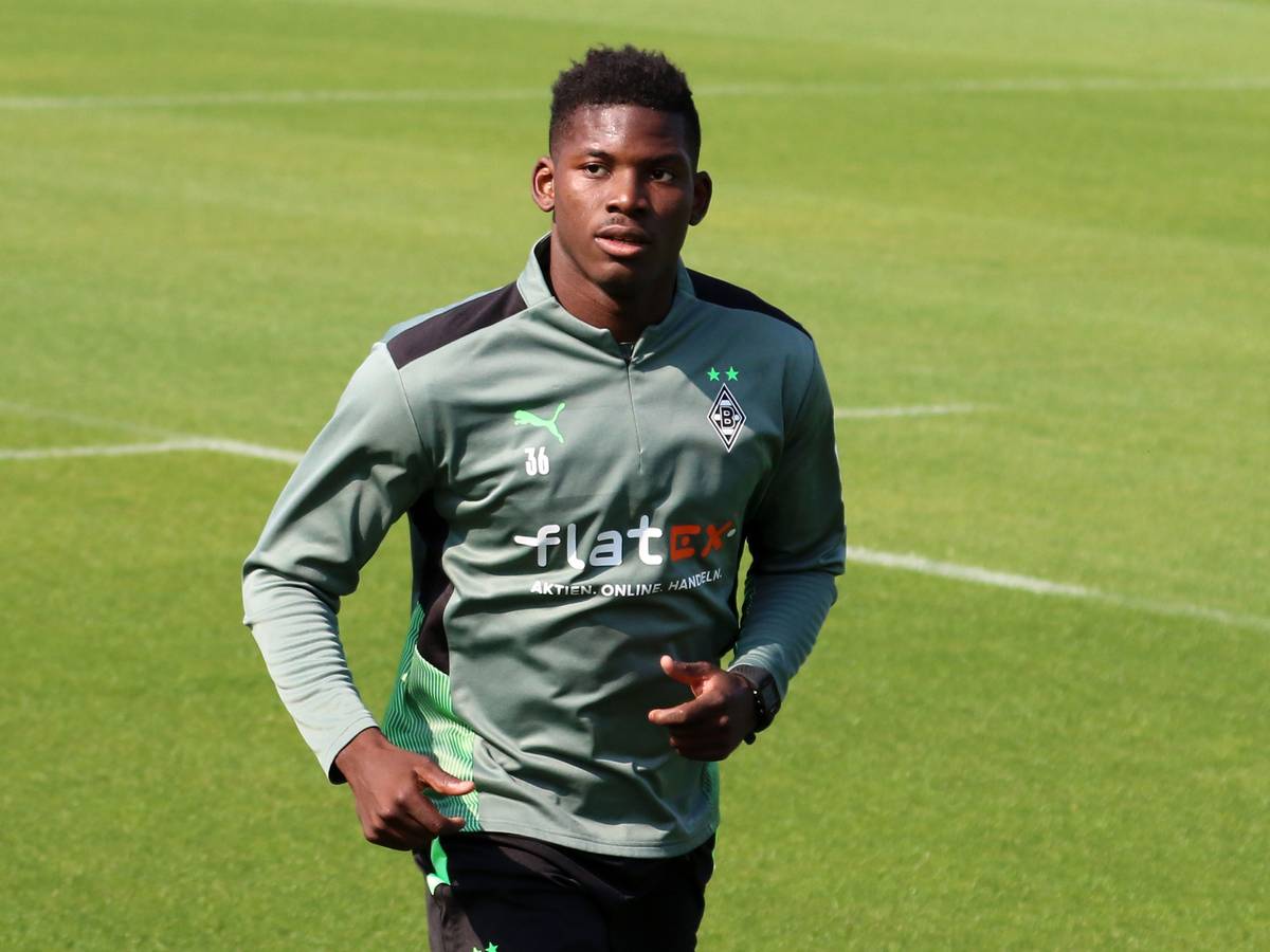 Stürmer Breel Embolo von Fußball-Bundesligist Borussia Mönchengladbach. Auf diesem Bild ist der Schweizer Nationalspieler am 4. August 2021 auf dem Trainingsgelände im Borussia-Pak zu sehen. Embolo joggt über den Rasen.