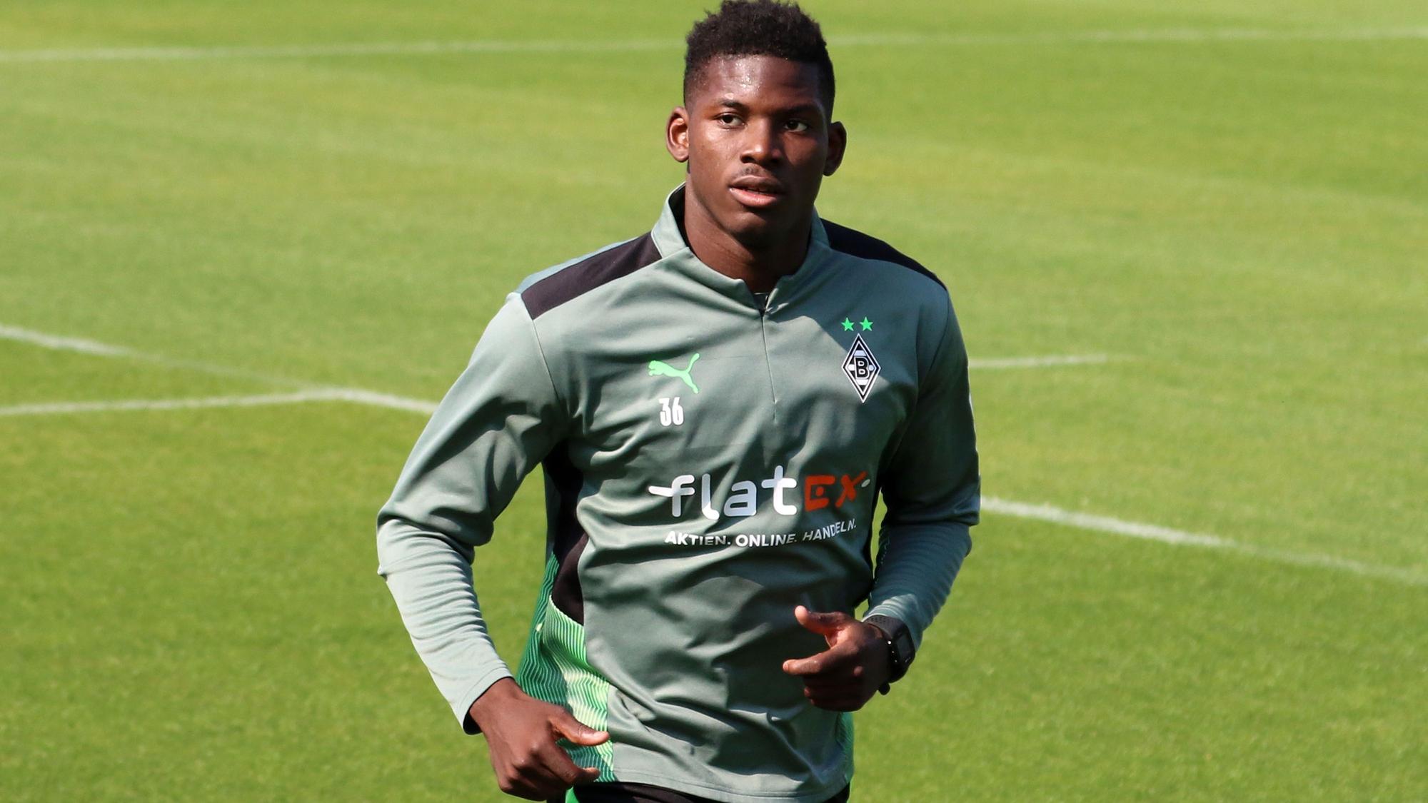 Stürmer Breel Embolo von Fußball-Bundesligist Borussia Mönchengladbach. Auf diesem Bild ist der Schweizer Nationalspieler am 4. August 2021 auf dem Trainingsgelände im Borussia-Pak zu sehen. Embolo joggt über den Rasen.