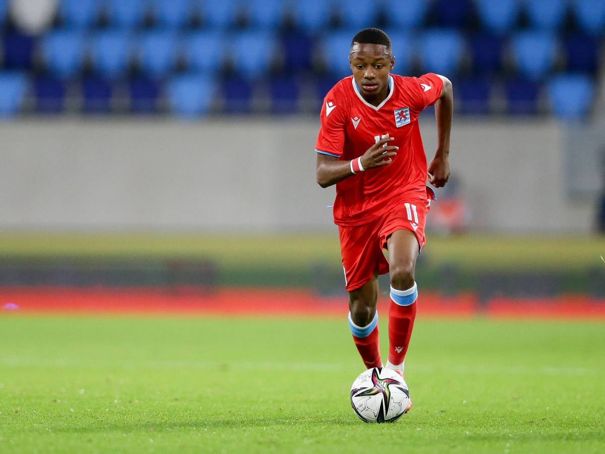 Gladbach-Talent Yvandro Borges Sanches, auf diesem Foto am 7. September 2021 zu sehen, ist erneut in der WM-Qualifikation für Luxemburg zum Einsatz gekommen und stand beim 3:1 in Aserbaidschan (11. November) in der Startelf. Borges Sanches führt den Ball am Fuß.