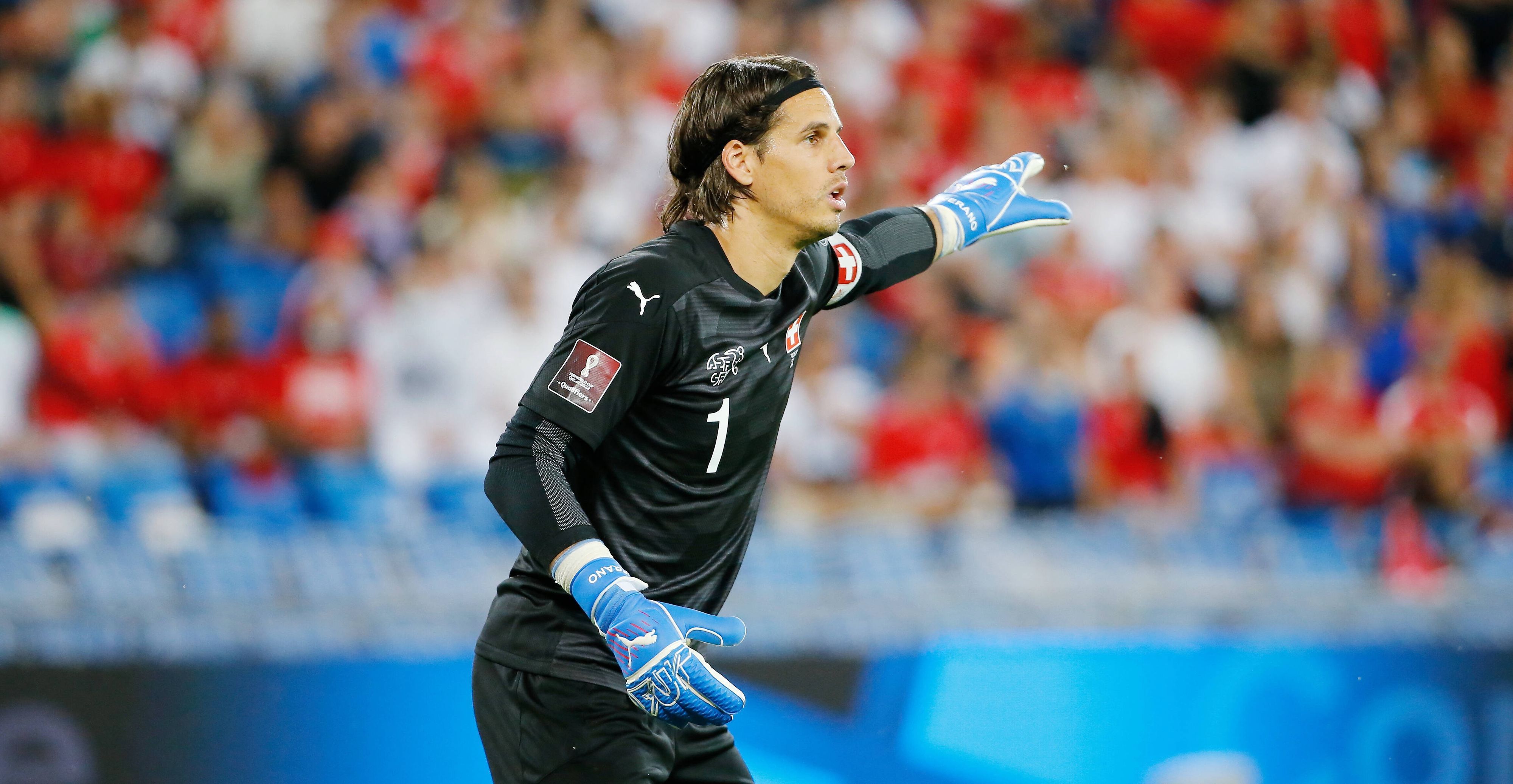 Yann Sommer, Torhüter von Fußball-Bundesligist Borussia Mönchengladbach, im WM-Qualifikationsduell mit der Schweiz gegen Europameister Italien am 5. September 2021 in Basel. Sommer zeigt mit seinem linken Arm etwas an.