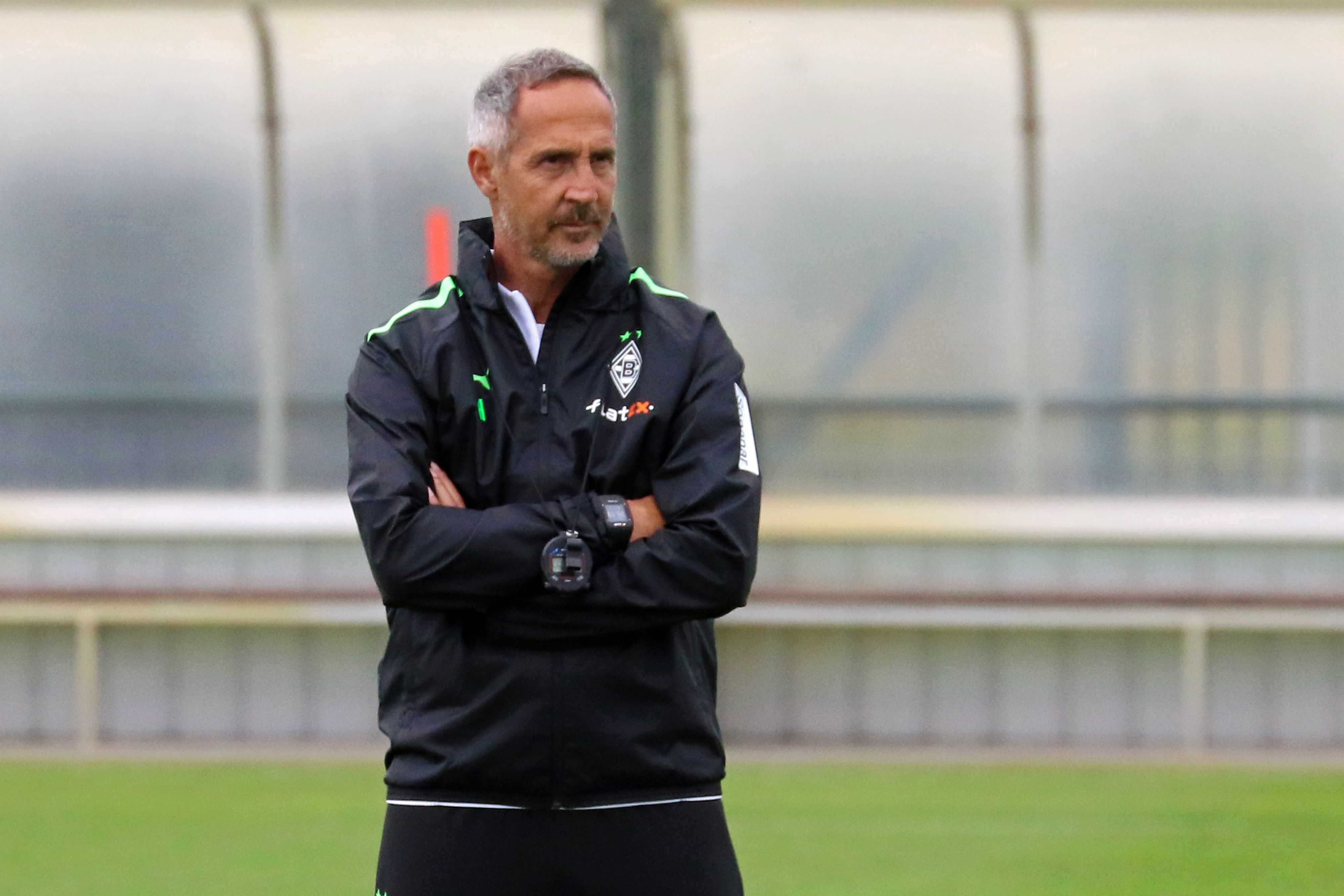 Cheftrainer Adi Hütter von Fußball-Bundesligist Borussia Mönchengladbach. Auf diesem Foto ist der Österreicher am 5. Juli 2021 zu sehen. Hütter hat die Arme verschränkt.