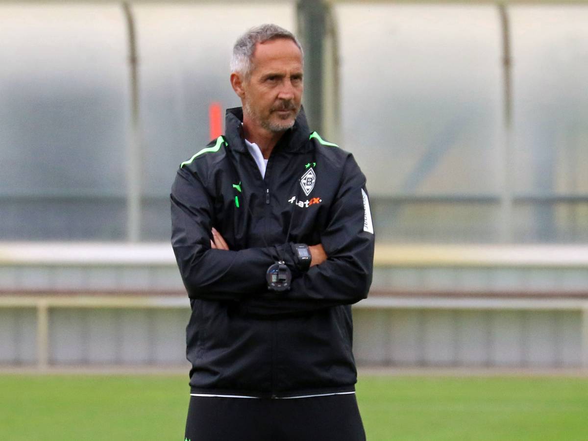 Cheftrainer Adi Hütter von Fußball-Bundesligist Borussia Mönchengladbach. Auf diesem Foto ist der Österreicher am 5. Juli 2021 zu sehen. Hütter hat die Arme verschränkt.