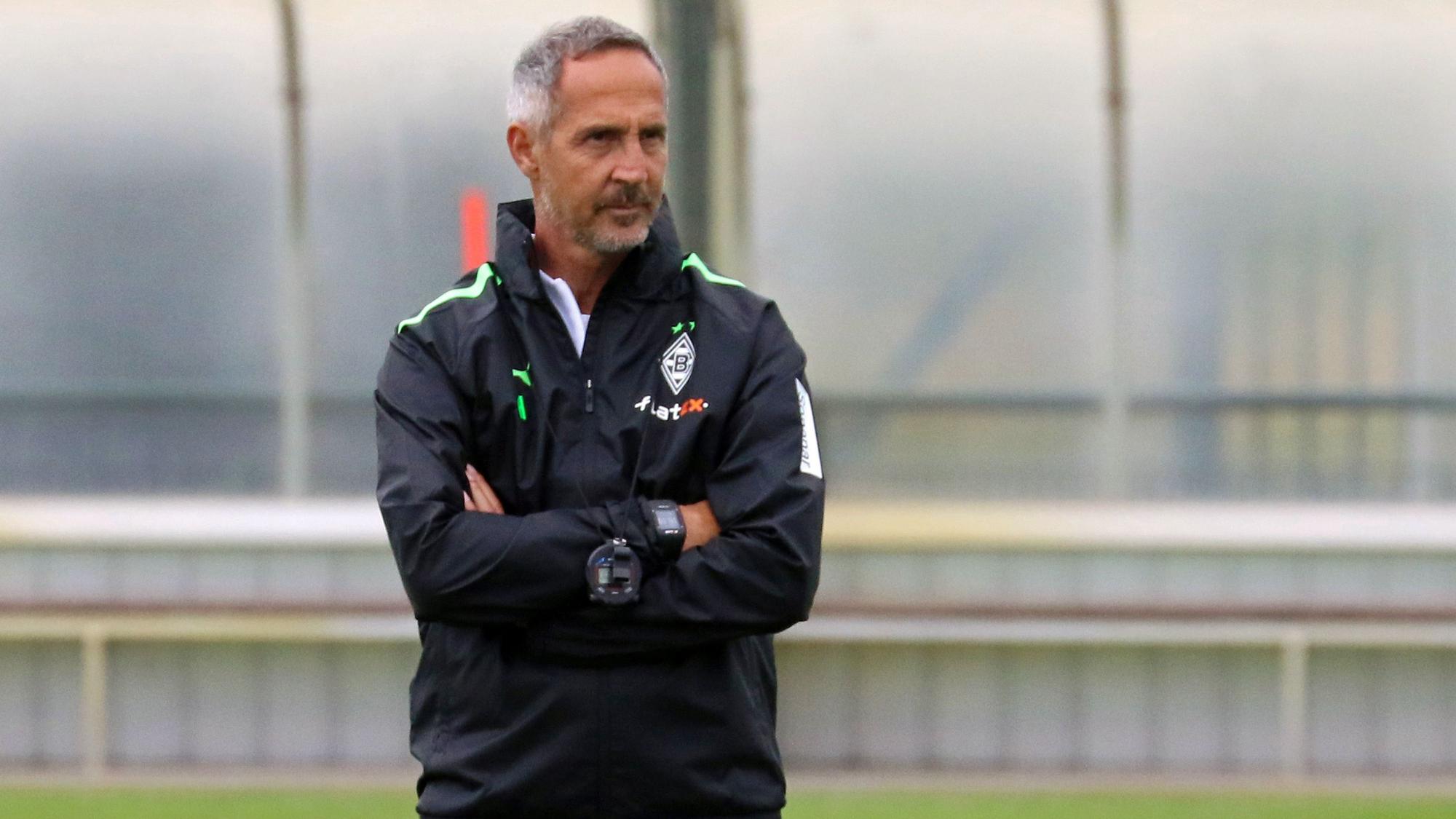 Cheftrainer Adi Hütter von Fußball-Bundesligist Borussia Mönchengladbach. Auf diesem Foto ist der Österreicher am 5. Juli 2021 zu sehen. Hütter hat die Arme verschränkt.