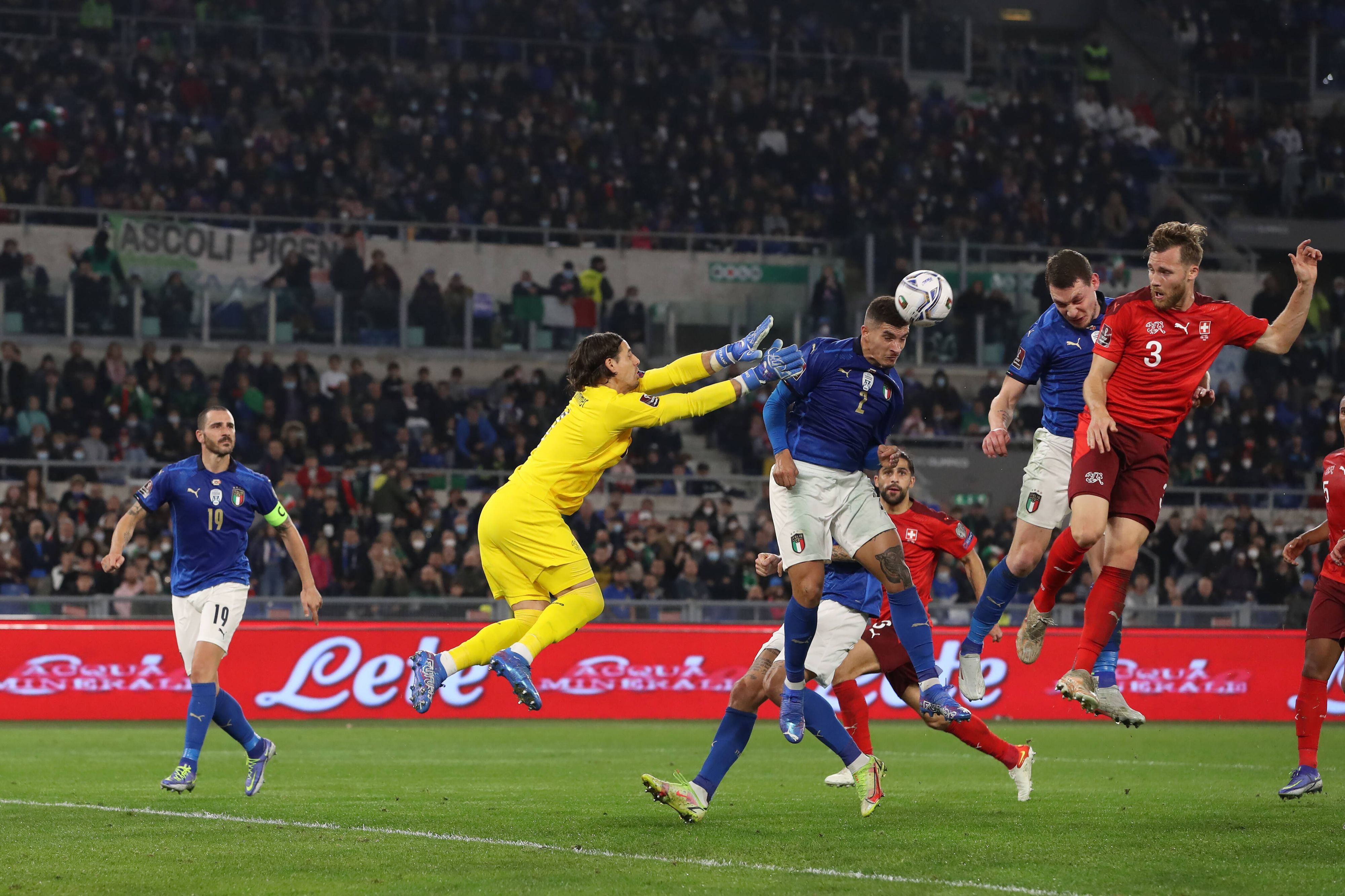 Gladbach-Torhüter Yann Sommer am 12. November 2021 im Einsatz für die Schweizer Nationalmannschaft im WM-Qualifikationsduell gegen Europameister Italien. In dieser Szene köpft Giovanni di Lorenzo vor Sommer zum 1:1 für Italien ein. Sommer kommt nicht mehr an den Ball.