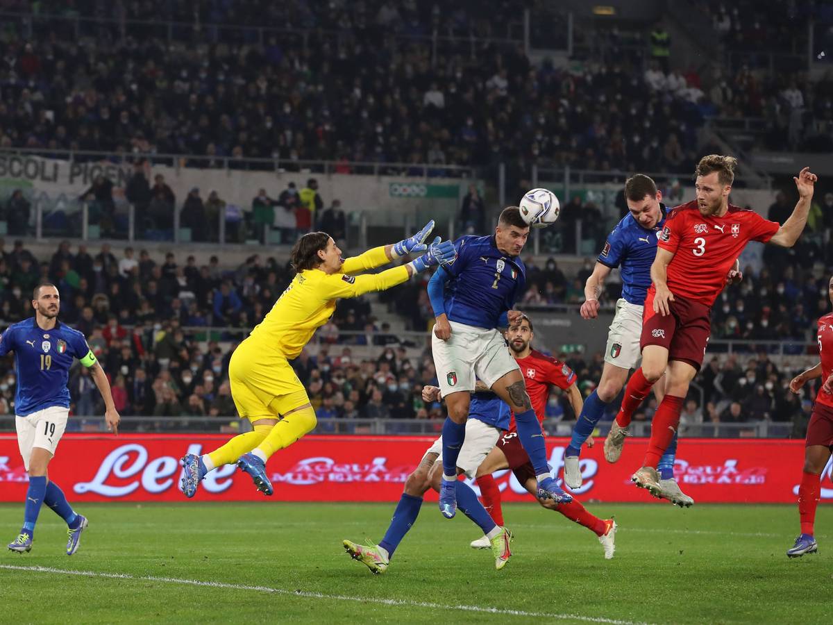 Gladbach-Torhüter Yann Sommer am 12. November 2021 im Einsatz für die Schweizer Nationalmannschaft im WM-Qualifikationsduell gegen Europameister Italien. In dieser Szene köpft Giovanni di Lorenzo vor Sommer zum 1:1 für Italien ein. Sommer kommt nicht mehr an den Ball.