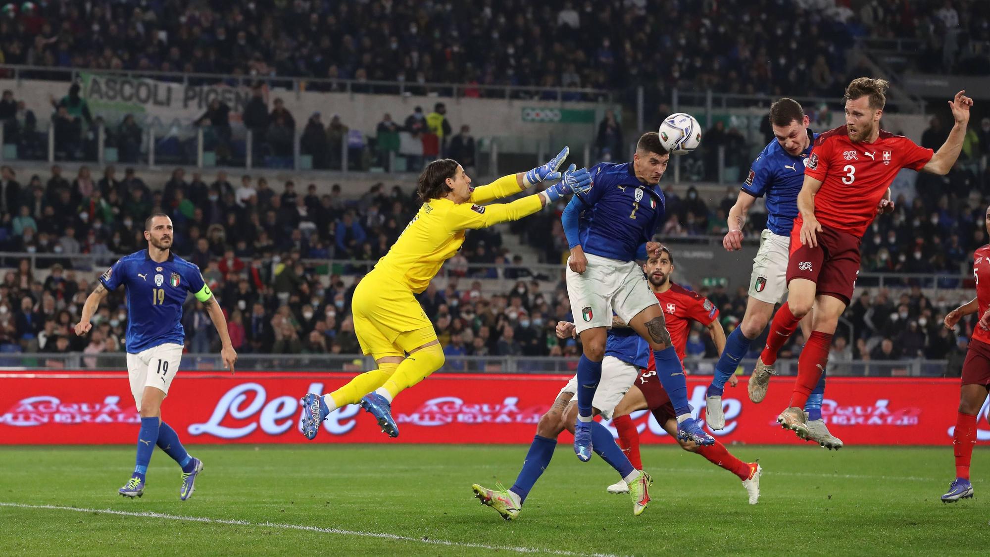 Gladbach-Torhüter Yann Sommer am 12. November 2021 im Einsatz für die Schweizer Nationalmannschaft im WM-Qualifikationsduell gegen Europameister Italien. In dieser Szene köpft Giovanni di Lorenzo vor Sommer zum 1:1 für Italien ein. Sommer kommt nicht mehr an den Ball.