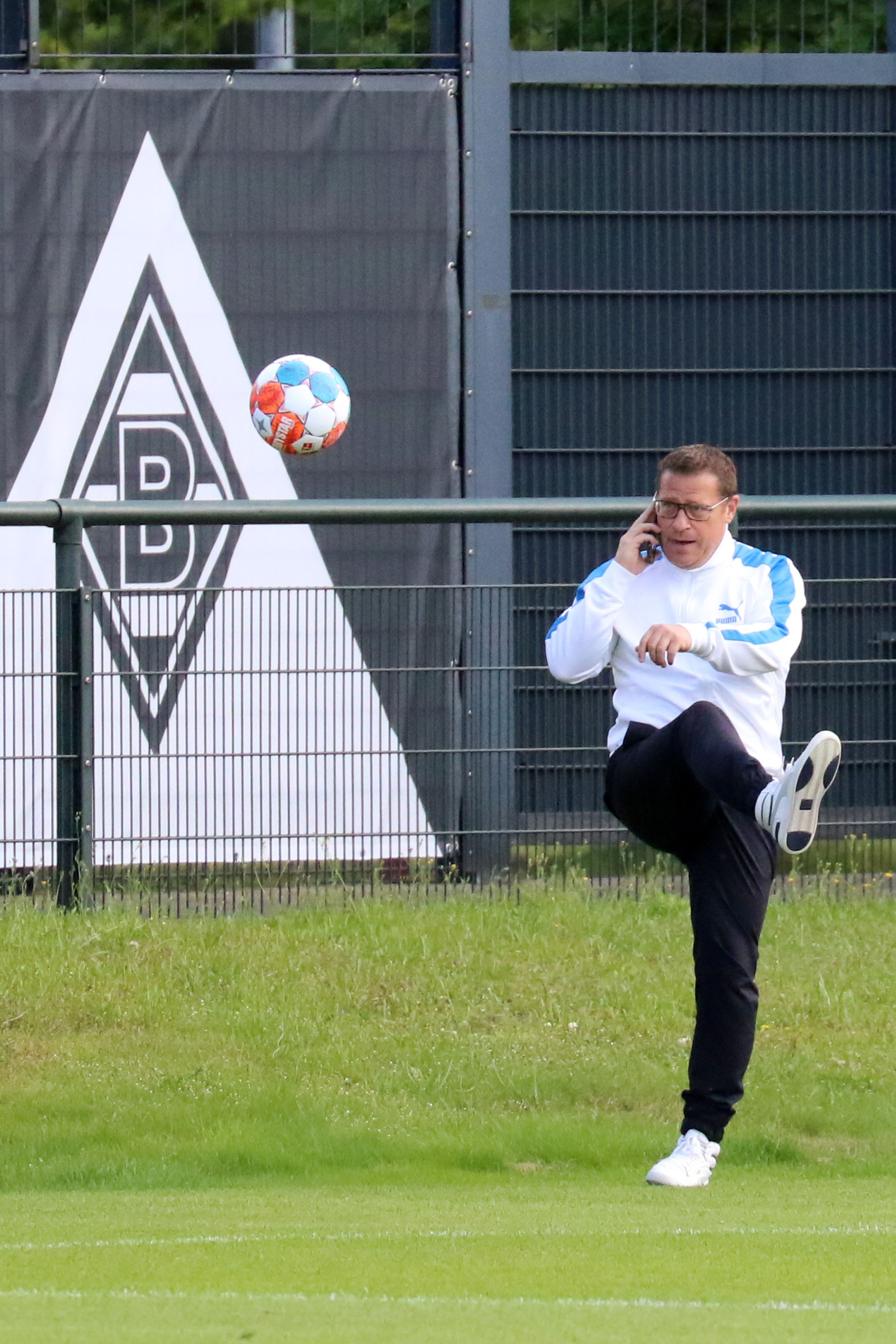 Zugleich am Ball und am Telefon: Max Eberl, Manager von Borussia Mönchengladbach. Dieses Foto stammt vom 6. Juli 2021.