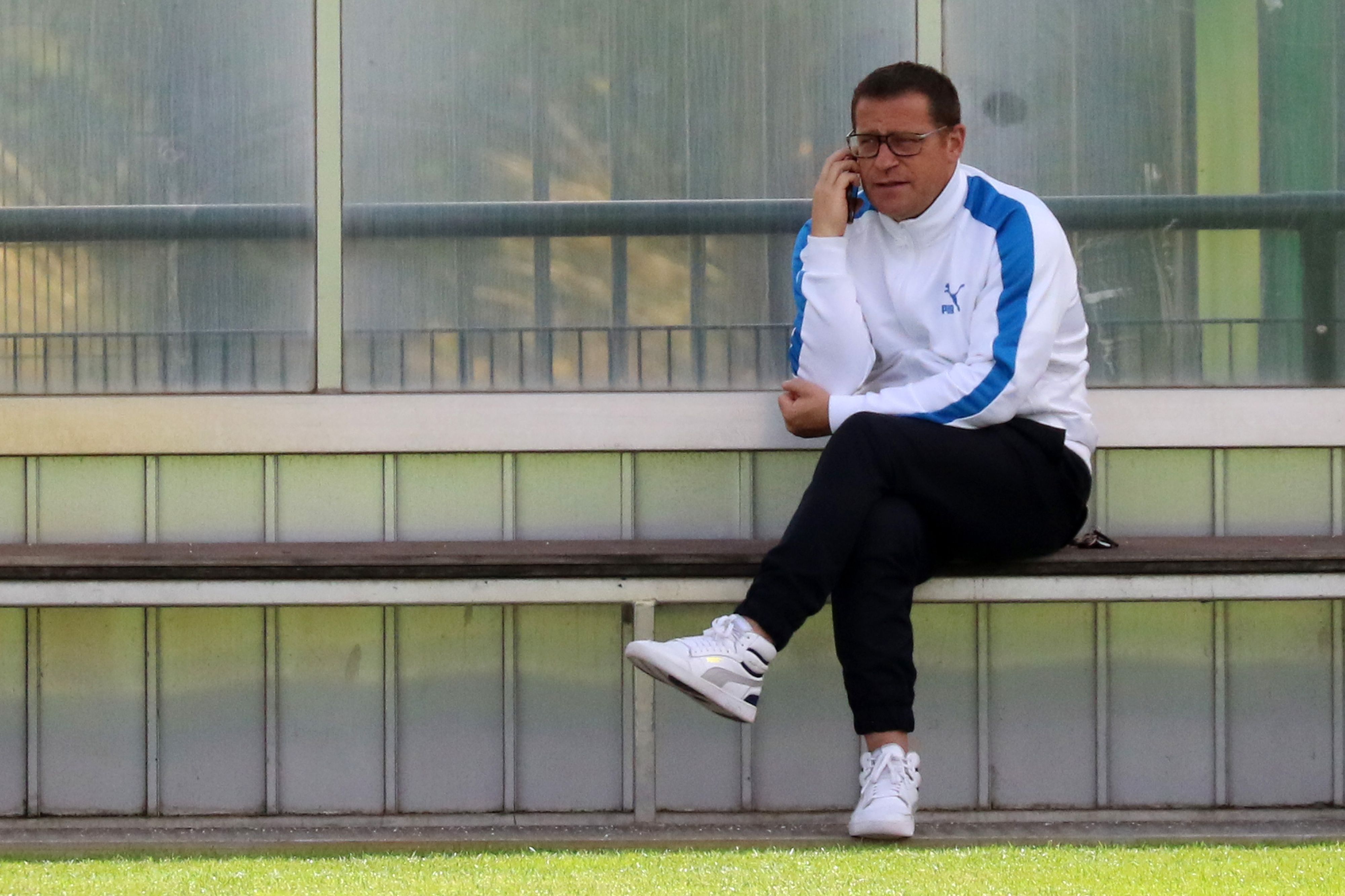 Max Eberl am 6. Juli 2021 als Sportdirektor von Borussia Mönchengladbach. Der 46-Jährige soll RB Leipzig zunächst abgesagt haben. Im Bild sitzt Eberl auf einer Bank und telefoniert mit einem Handy.