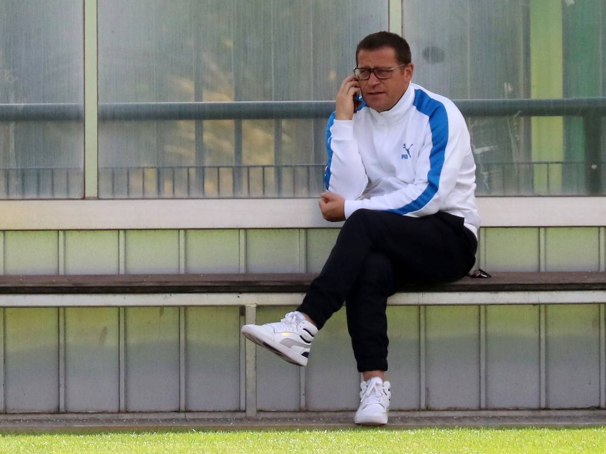 Max Eberl am 6. Juli 2021 als Sportdirektor von Borussia Mönchengladbach. Der 46-Jährige soll RB Leipzig zunächst abgesagt haben. Im Bild sitzt Eberl auf einer Bank und telefoniert mit einem Handy.