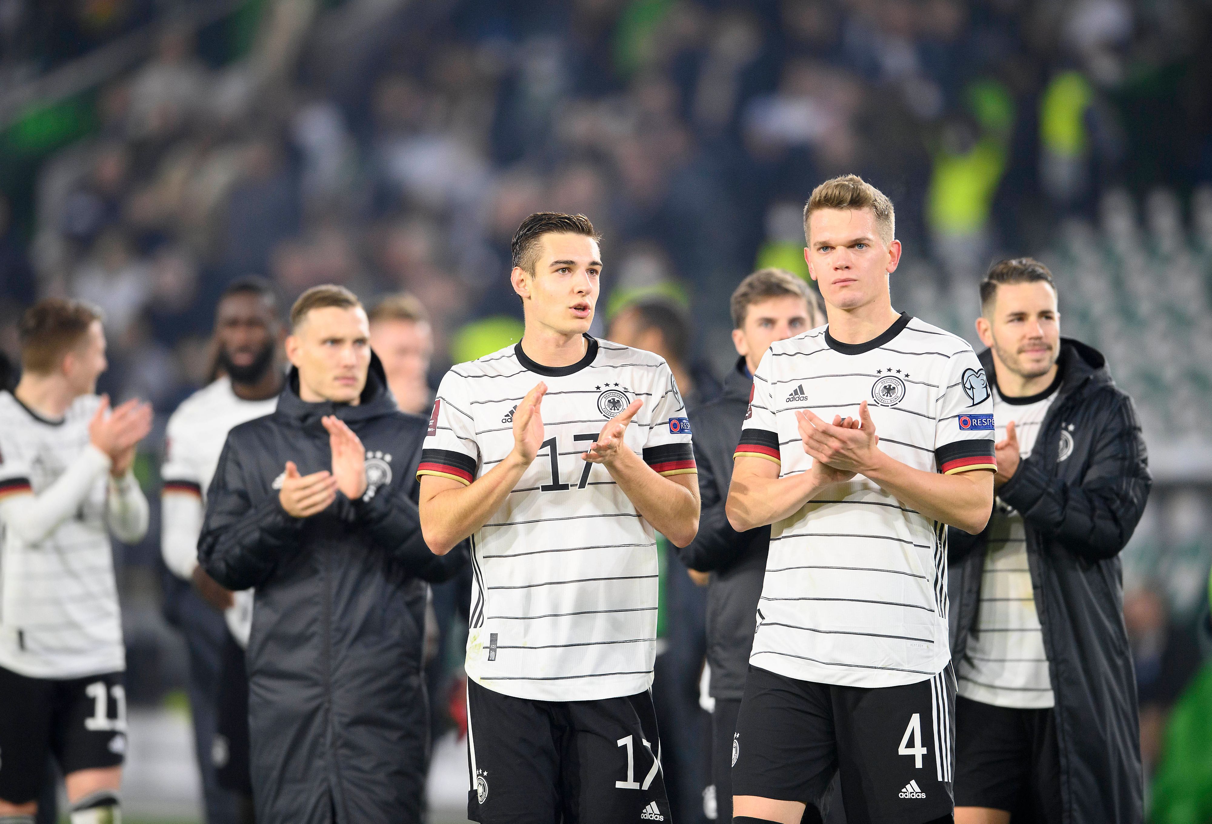 Matthias Ginter (r.) und Florian Neuhaus (l.) von Borussia Mönchengladbach, laufen klatschend die Ehrenrunde nach dem 9:0-Kantersieg von Deutschland gegen Liechtenstein am 11. November 2021.