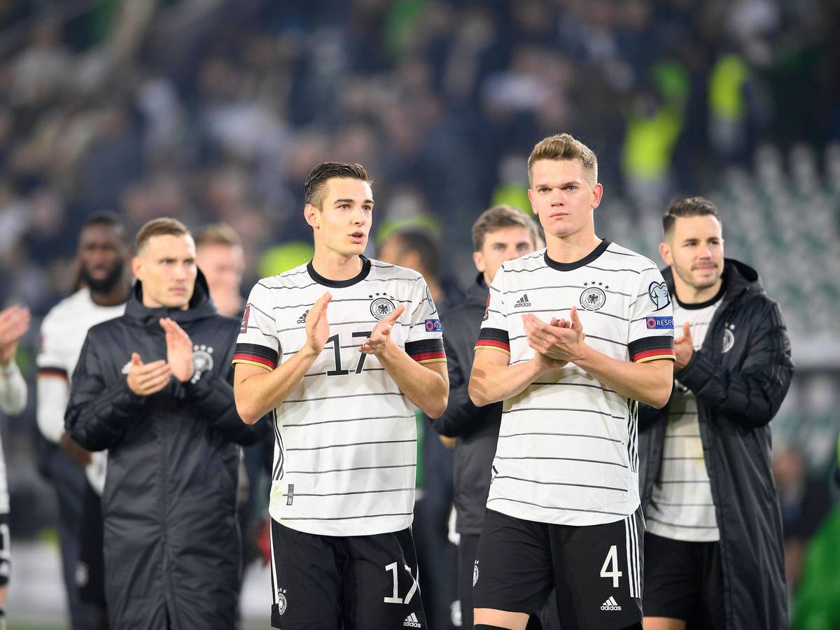 Matthias Ginter (r.) und Florian Neuhaus (l.) von Borussia Mönchengladbach, laufen klatschend die Ehrenrunde nach dem 9:0-Kantersieg von Deutschland gegen Liechtenstein am 11. November 2021.
