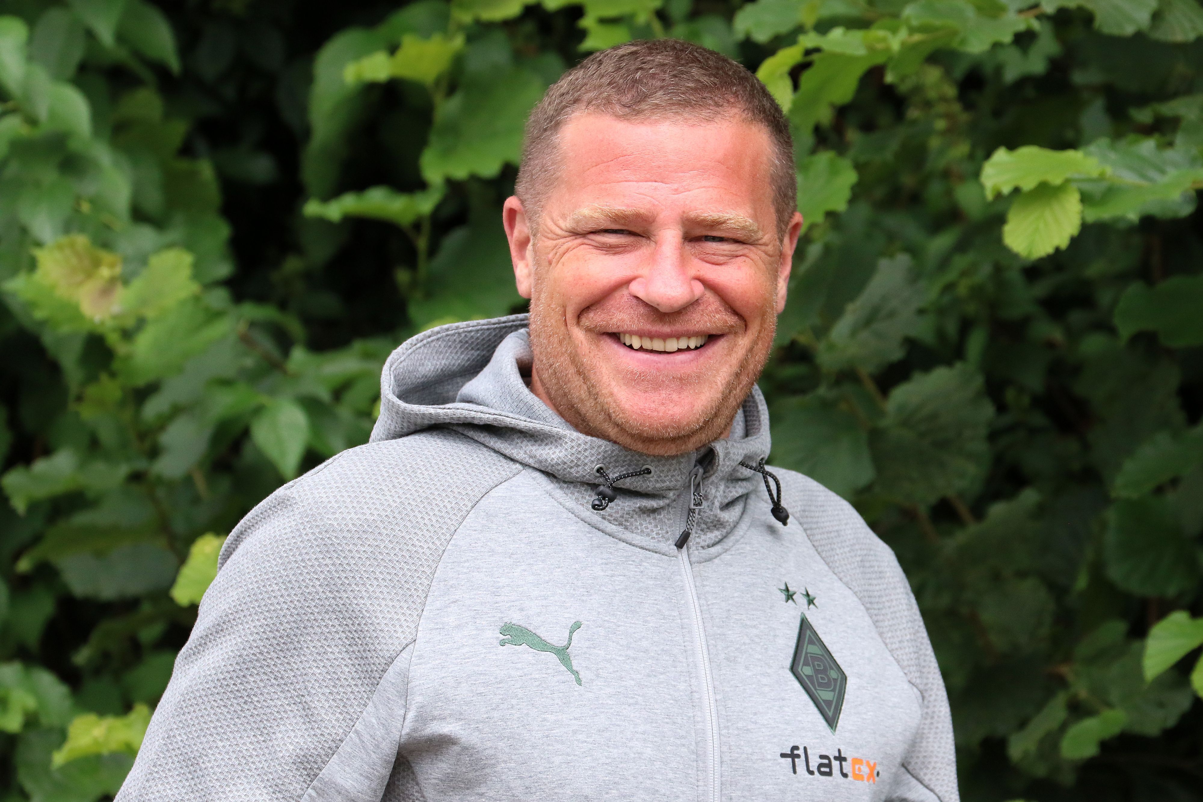 Max Eberl, Manager von Borussia Mönchengladbach, lächelt am 19. Juli 2021 in Harsewinkel in die Fotografen-Kamera.