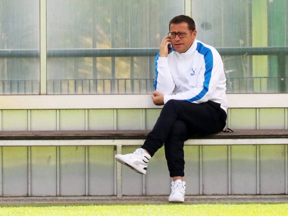 Max Eberl, Manager von Fußball-Bundesligist Borussia Mönchengladbach. Auf diesem Foto ist der 48-Jährige am 6. Juli 2021 zu sehen. Eberl sitzt auf einer Auswechselbank und telefoniert.