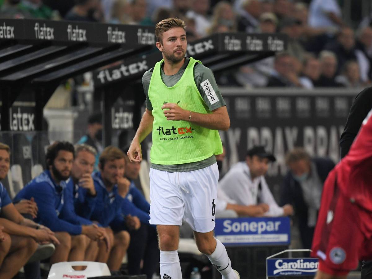 Christoph Kramer von Borussia Mönchengladbach, hier am 12. September 2021, läuft sich warm im Bundesligaspiel der Gladbacher gegen Arminia Bielefeld.