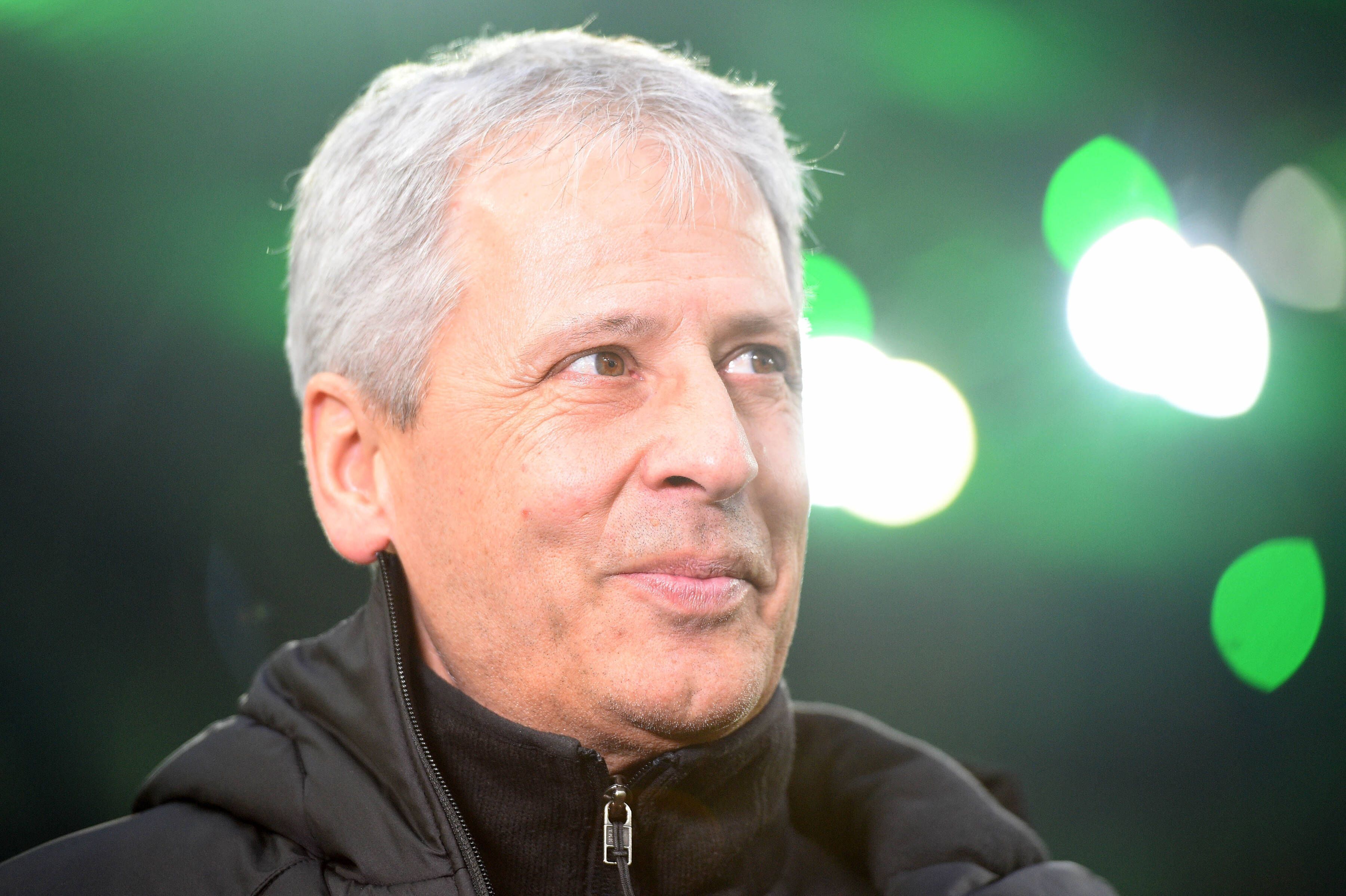 Trainer Lucien Favre, hier zu sehen am 7. März 2020 im Borussia-Park, ist derzeit ohne Job und wird bereits als möglicher Nachfolger von Adi Hütter in Gladbach ins Spiel gebracht. Favre lächelt in die Kamera.