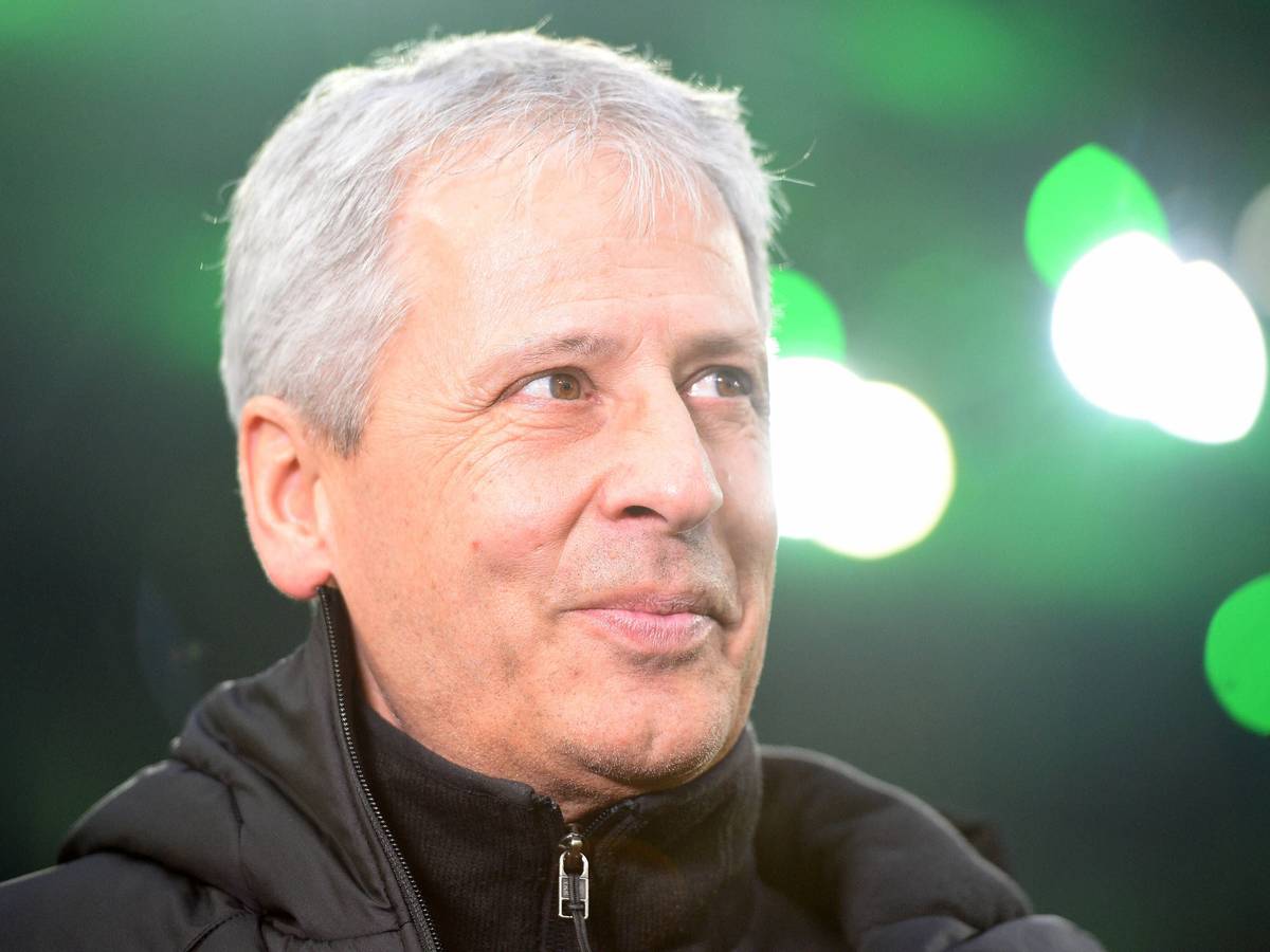 Trainer Lucien Favre, hier zu sehen am 7. März 2020 im Borussia-Park, ist derzeit ohne Job und wird bereits als möglicher Nachfolger von Adi Hütter in Gladbach ins Spiel gebracht. Favre lächelt in die Kamera.