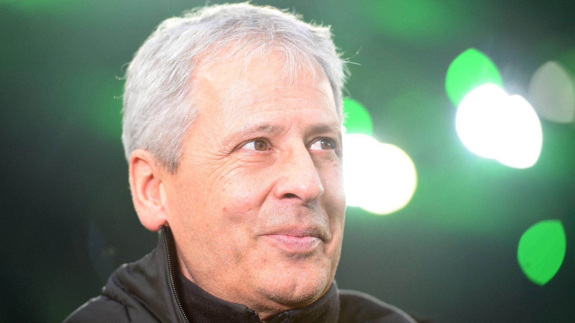 Trainer Lucien Favre, hier zu sehen am 7. März 2020 im Borussia-Park, ist derzeit ohne Job und wird bereits als möglicher Nachfolger von Adi Hütter in Gladbach ins Spiel gebracht. Favre lächelt in die Kamera.