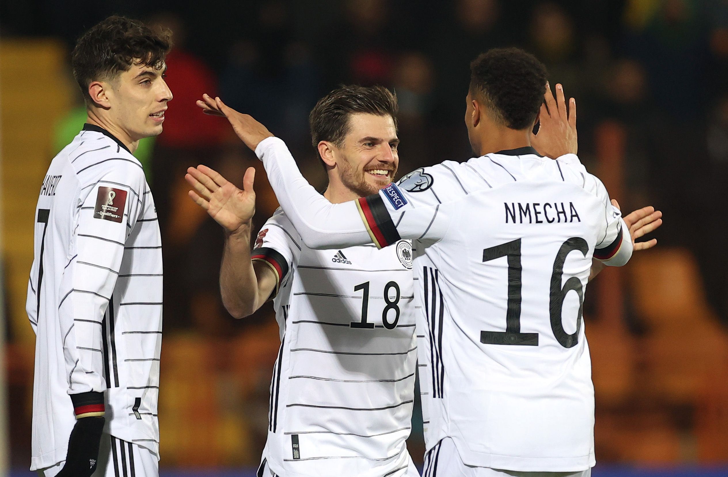 Jonas Hofmann (Mitte), Spieler von Borussia Mönchengladbach, bejubelt mit Lukas Nmecha (r.) und Kai Havertz (l.) seinen Treffer zum 4:1 für Deutschland im WM-Qualifikationsspiel am Sonntag (14. November 2021) in Armenien. Hofmann und Nmecha klatschen sich ab.