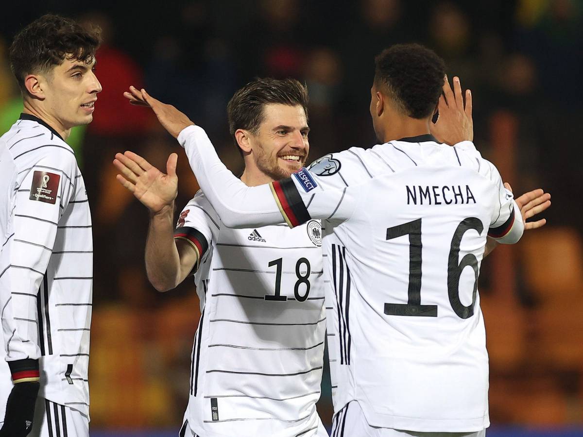 Jonas Hofmann (Mitte), Spieler von Borussia Mönchengladbach, bejubelt mit Lukas Nmecha (r.) und Kai Havertz (l.) seinen Treffer zum 4:1 für Deutschland im WM-Qualifikationsspiel am Sonntag (14. November 2021) in Armenien. Hofmann und Nmecha klatschen sich ab.