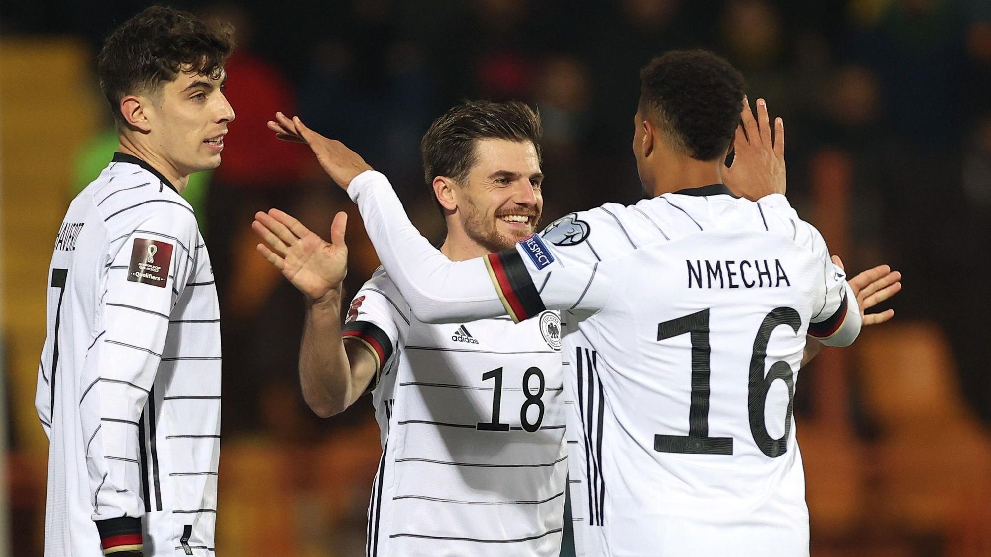 Jonas Hofmann (Mitte), Spieler von Borussia Mönchengladbach, bejubelt mit Lukas Nmecha (r.) und Kai Havertz (l.) seinen Treffer zum 4:1 für Deutschland im WM-Qualifikationsspiel am Sonntag (14. November 2021) in Armenien. Hofmann und Nmecha klatschen sich ab.