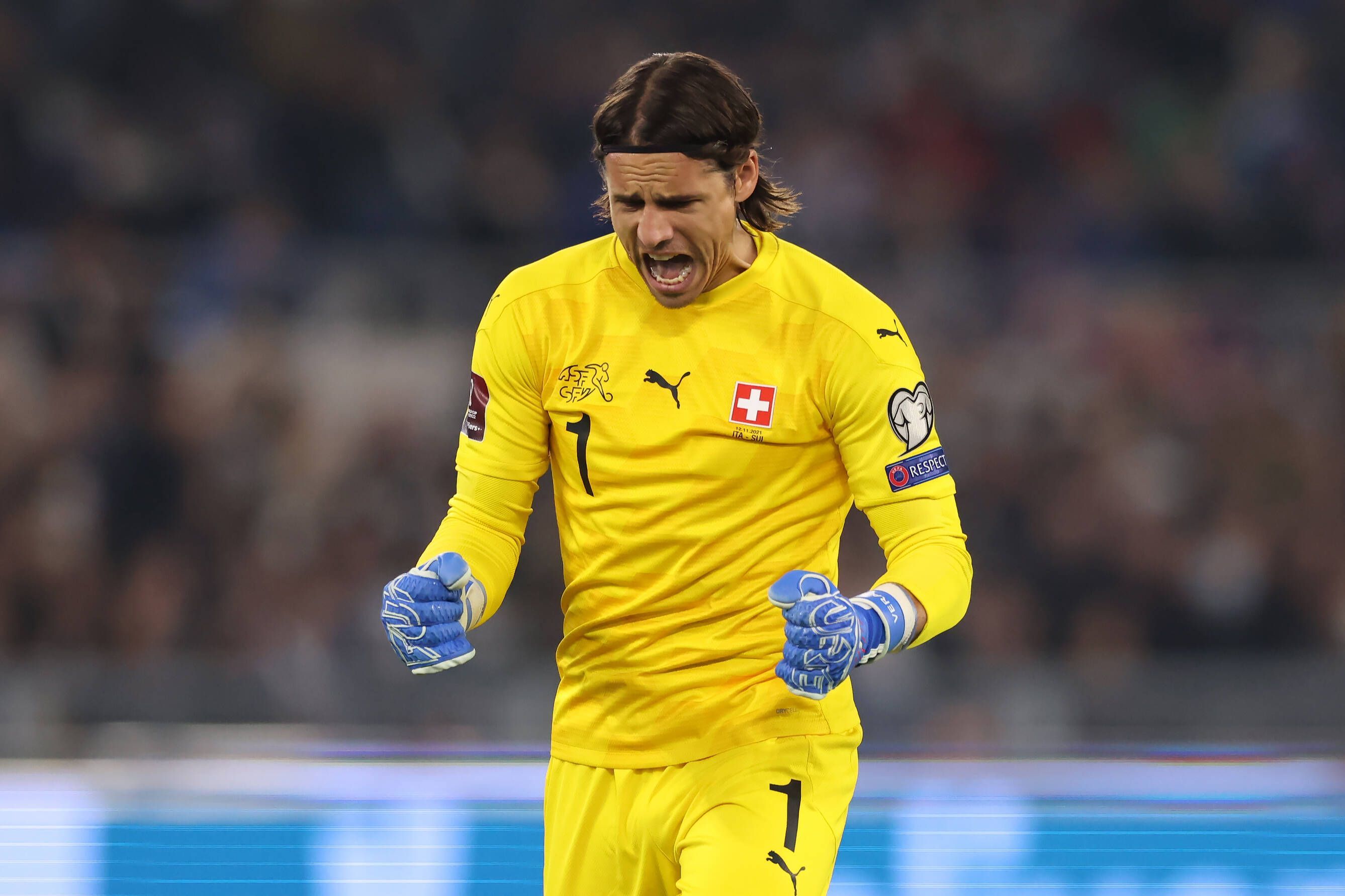 Yann Sommer, Torhüter von Borussia Mönchengladbach, im Trikot der Schweizer Nationalmannschaft während des WM-Qualifikations-Duells gegen Europameister Italien in Rom am 12. November 2021. Sommer ballt die Fäuste und schreit seine Freude heraus.