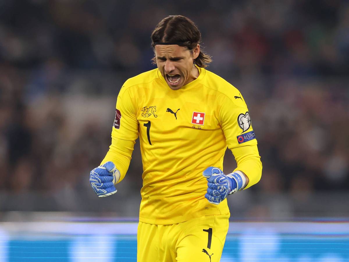 Yann Sommer, Torhüter von Borussia Mönchengladbach, im Trikot der Schweizer Nationalmannschaft während des WM-Qualifikations-Duells gegen Europameister Italien in Rom am 12. November 2021. Sommer ballt die Fäuste und schreit seine Freude heraus.