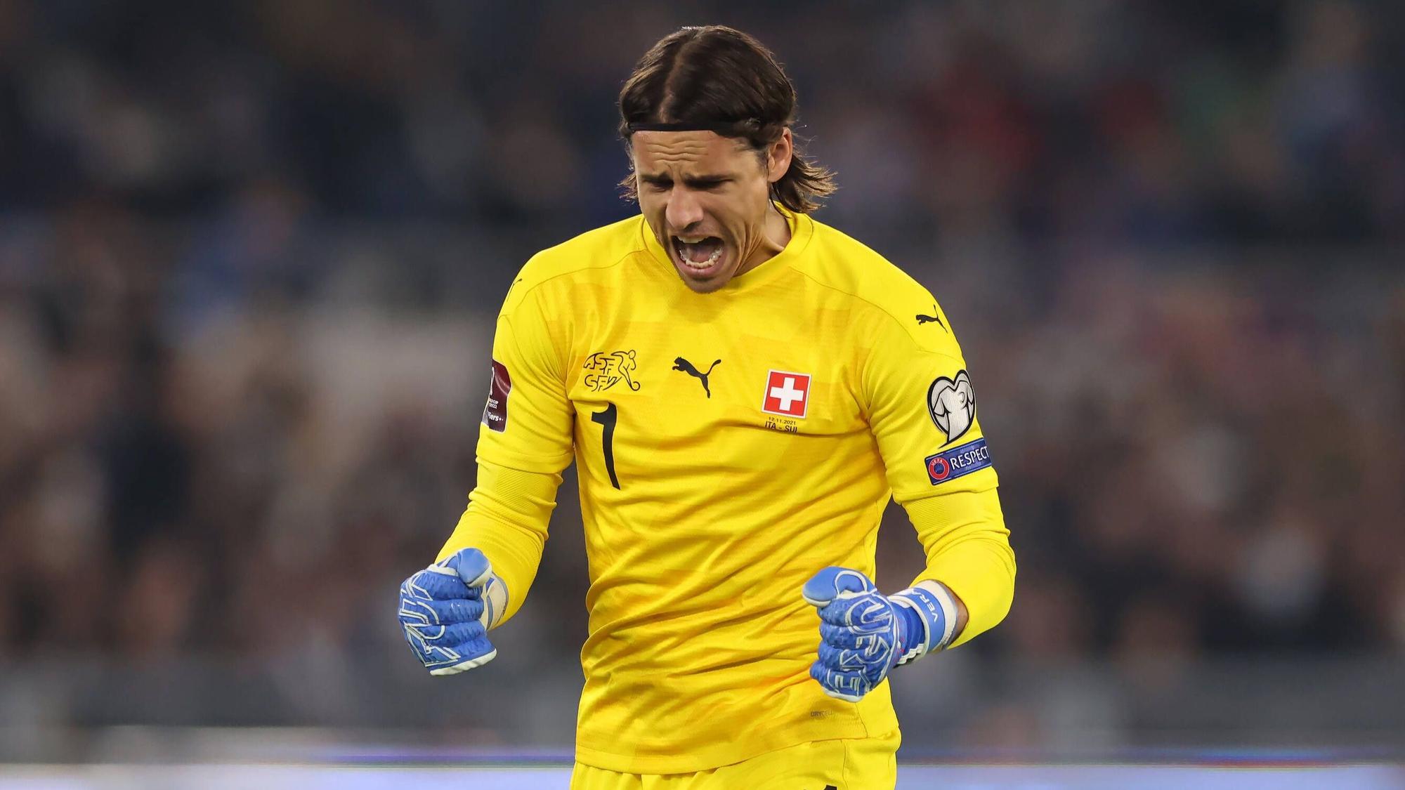 Yann Sommer, Torhüter von Borussia Mönchengladbach, im Trikot der Schweizer Nationalmannschaft während des WM-Qualifikations-Duells gegen Europameister Italien in Rom am 12. November 2021. Sommer ballt die Fäuste und schreit seine Freude heraus.