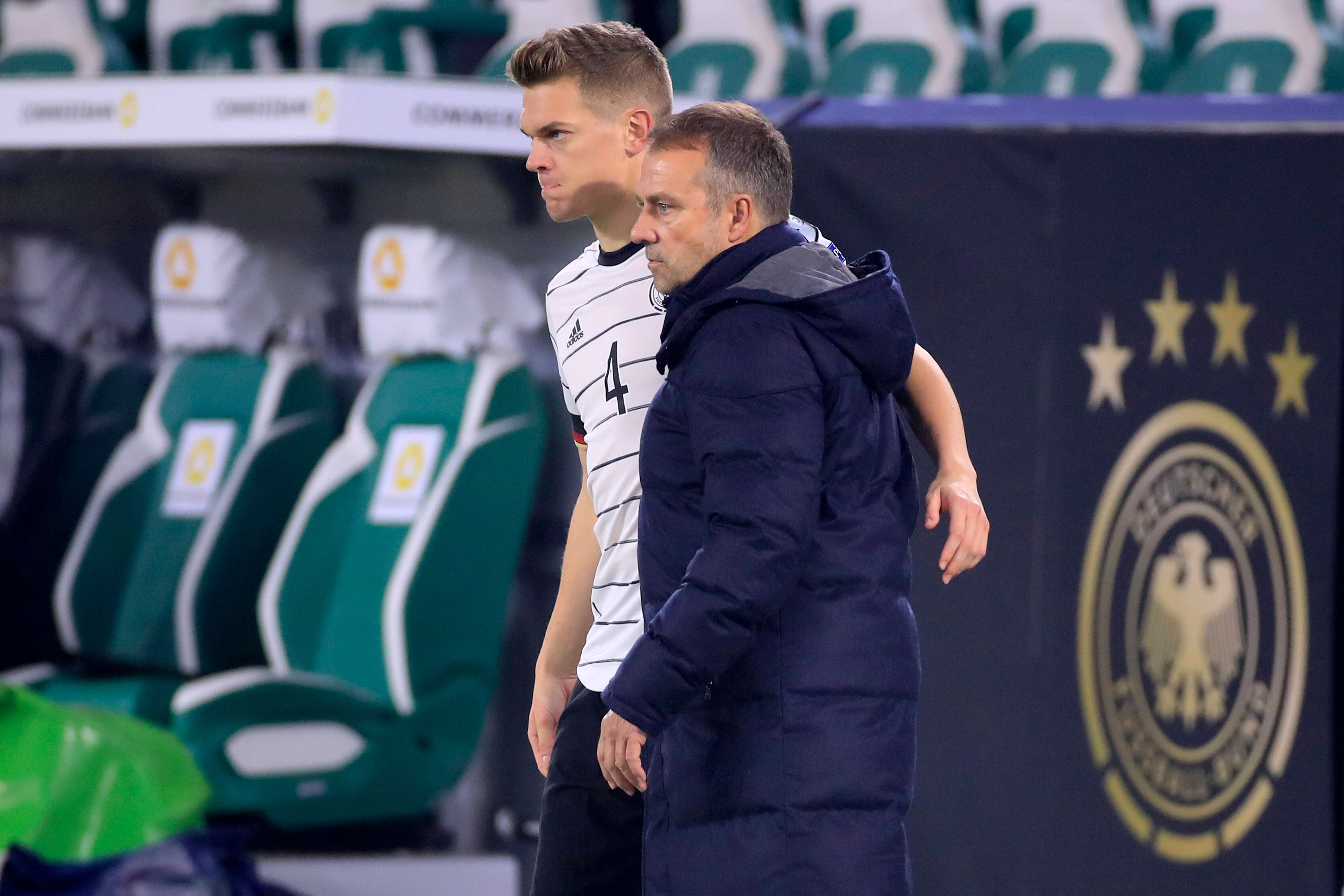 Gladbachs Nationalspieler Matthias Ginter (l.) an der Seite von Bundestrainer Hansi Flick (r.) am 11. November 2021 in Wolfsburg.