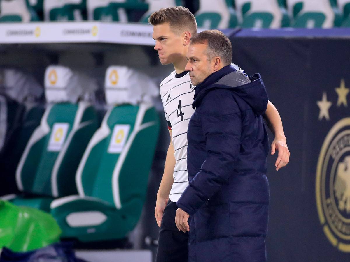 Gladbachs Nationalspieler Matthias Ginter (l.) an der Seite von Bundestrainer Hansi Flick (r.) am 11. November 2021 in Wolfsburg.