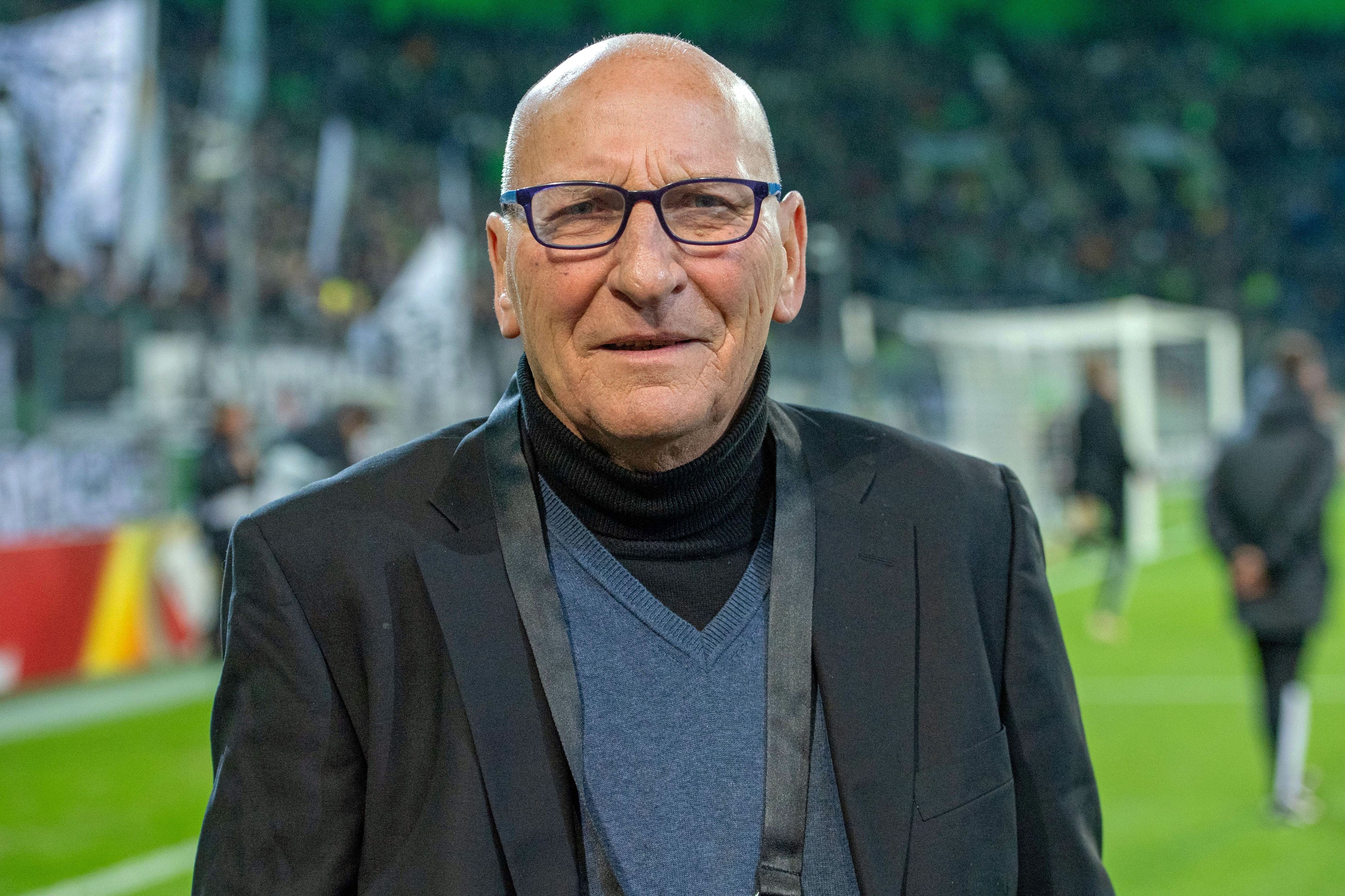 Wolfang Kleff, ehemaliger Torhüter von Borussia Mönchengladbach, feiert am Dienstag (16. November) seinen 75. Geburtstag. Auf diesem Foto ist die Fohlen-Legende am 7. November 2019 im Borussia-Park zu sehen. Kleff lächelt in die Kamera des Fotografen.